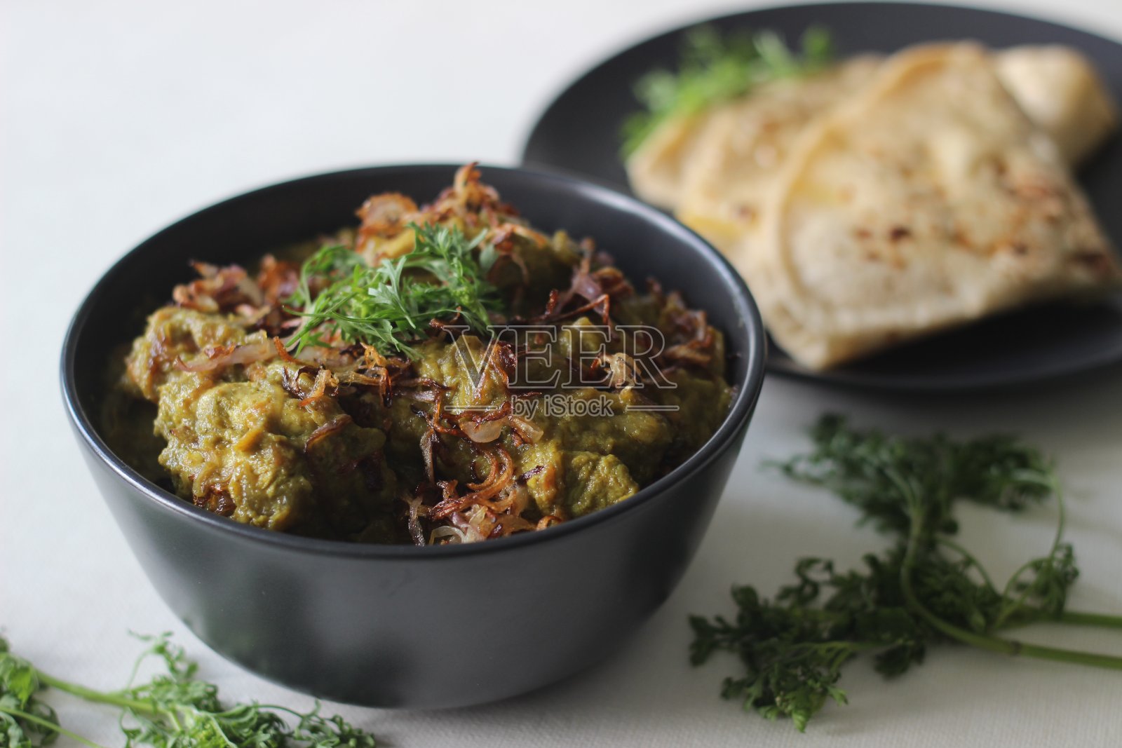 自制香菜鸡和印度扁面包照片摄影图片