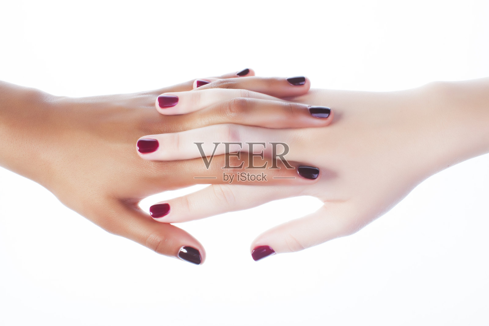 手牵手修指甲的非洲女人与白种人隔离手势，生活方式多样化的人照片摄影图片