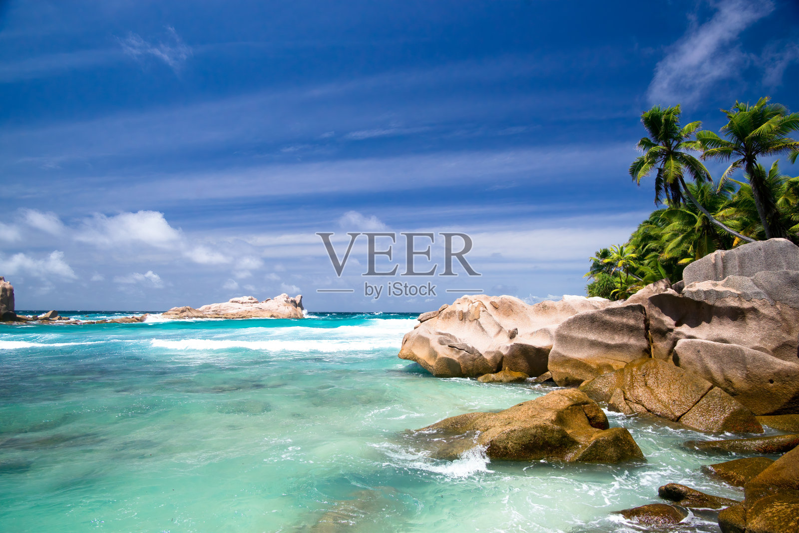 碧绿的印度洋，椰子树，塞舌尔群岛的岩石照片摄影图片