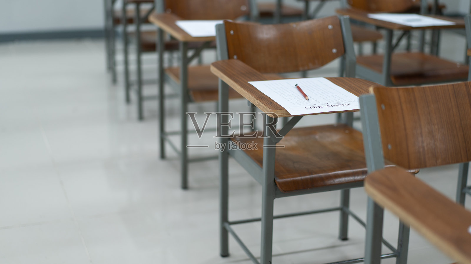 空荡荡的大学教室里有许多木椅。大学教室里的木椅摆放得很好。空教室与复古色调木椅。回到学校的概念。照片摄影图片