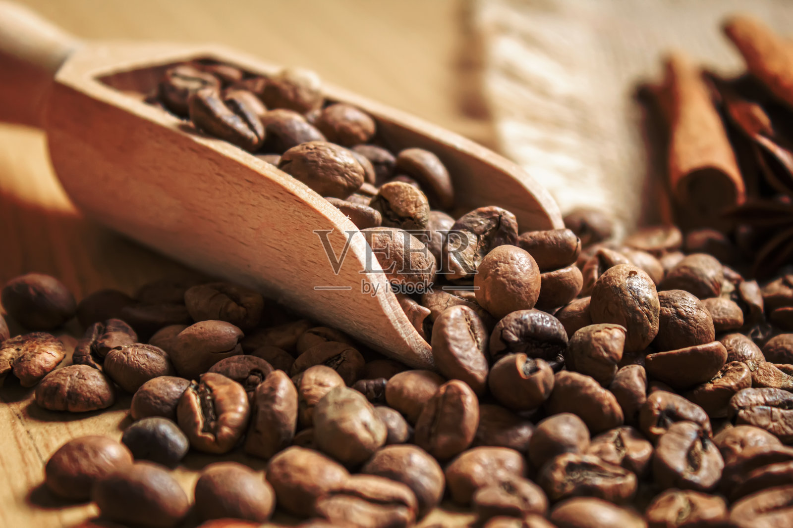 烤咖啡豆上放八角和肉桂。selectiv焦点照片摄影图片