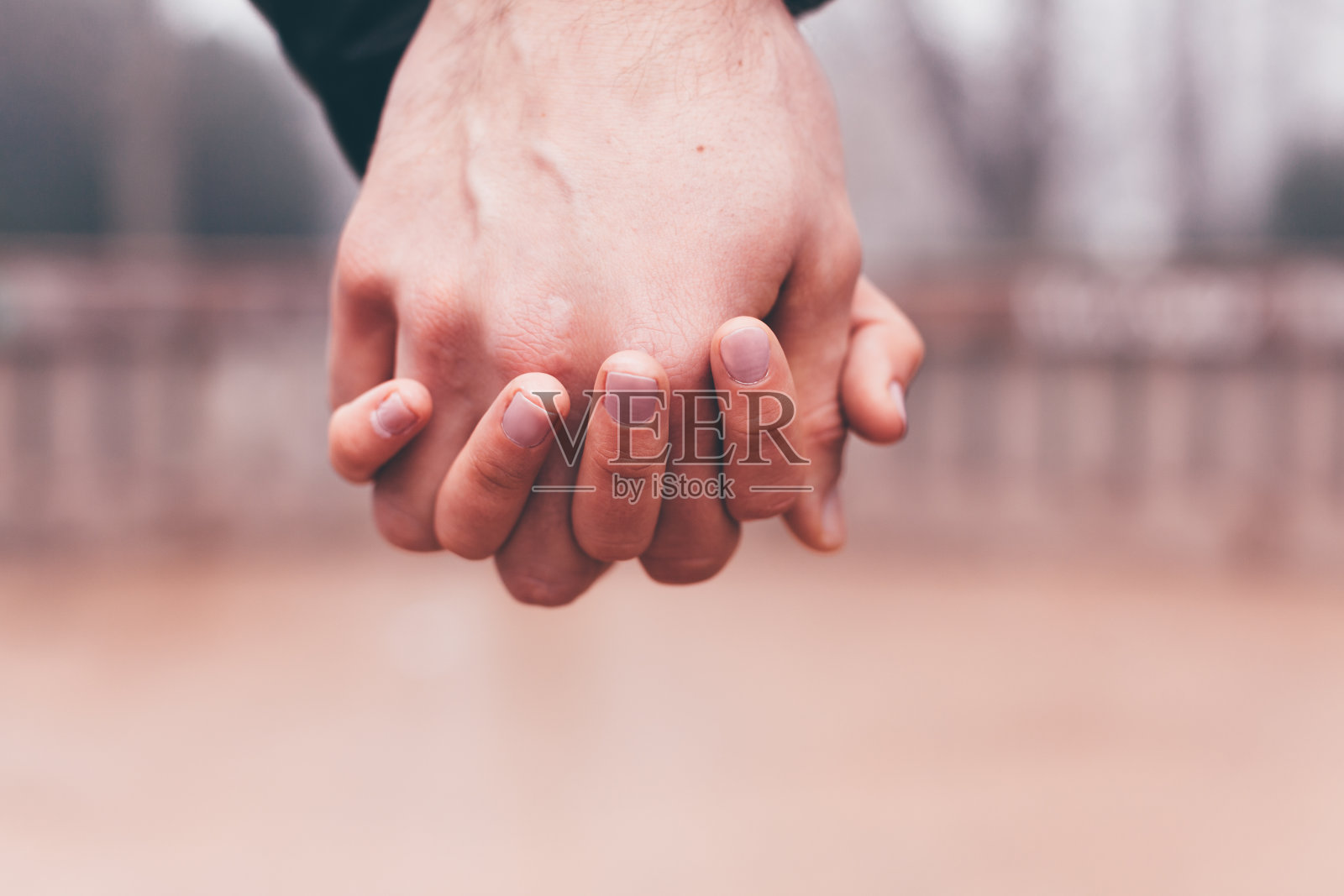 牵手相爱的年轻夫妇照片摄影图片