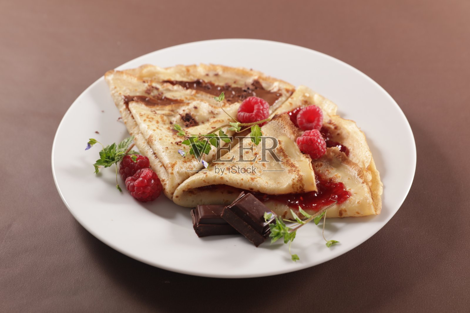 可丽饼配巧克力和覆盆子果酱照片摄影图片