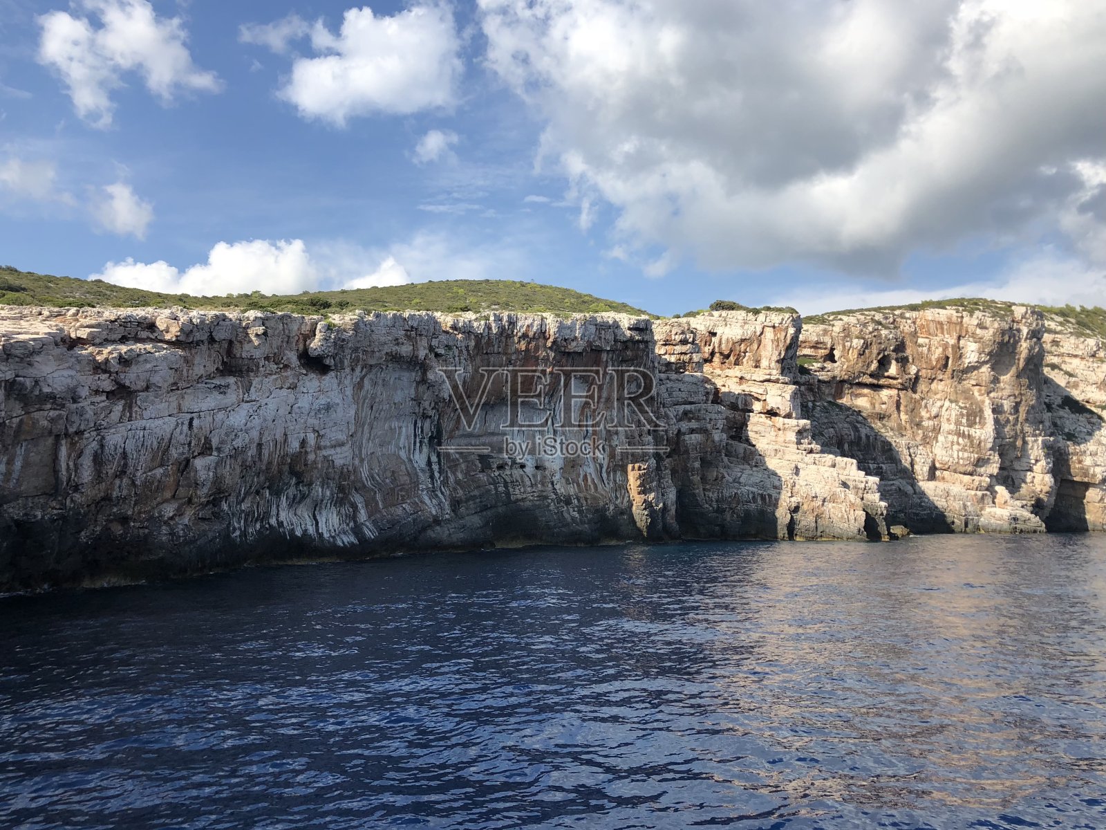 从维斯岛和科米亚镇返回到地中海亚得里亚海的赫瓦尔岛，经过岩石岩洞、海湾和海滩照片摄影图片