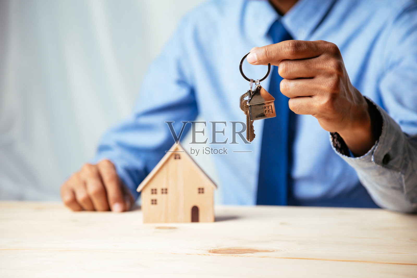 房屋模型与房地产代理和客户讨论合同买房，保险或贷款房地产，房地产概念。照片摄影图片