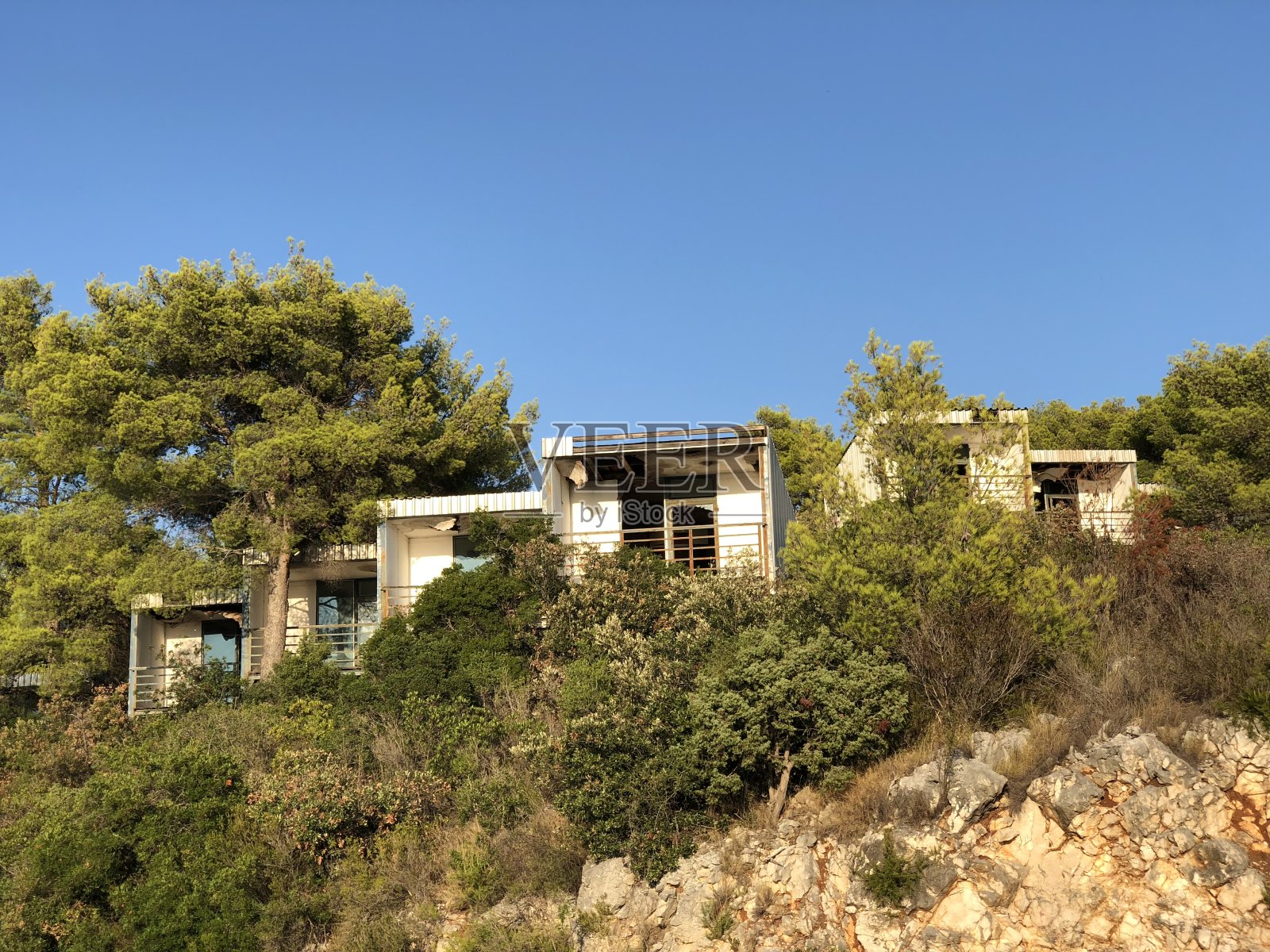 在克罗地亚的达尔马提亚，在里耶卡和杜布罗夫尼克之间的一个岛屿上，酒店度假住宅集装箱移动家园废墟照片摄影图片