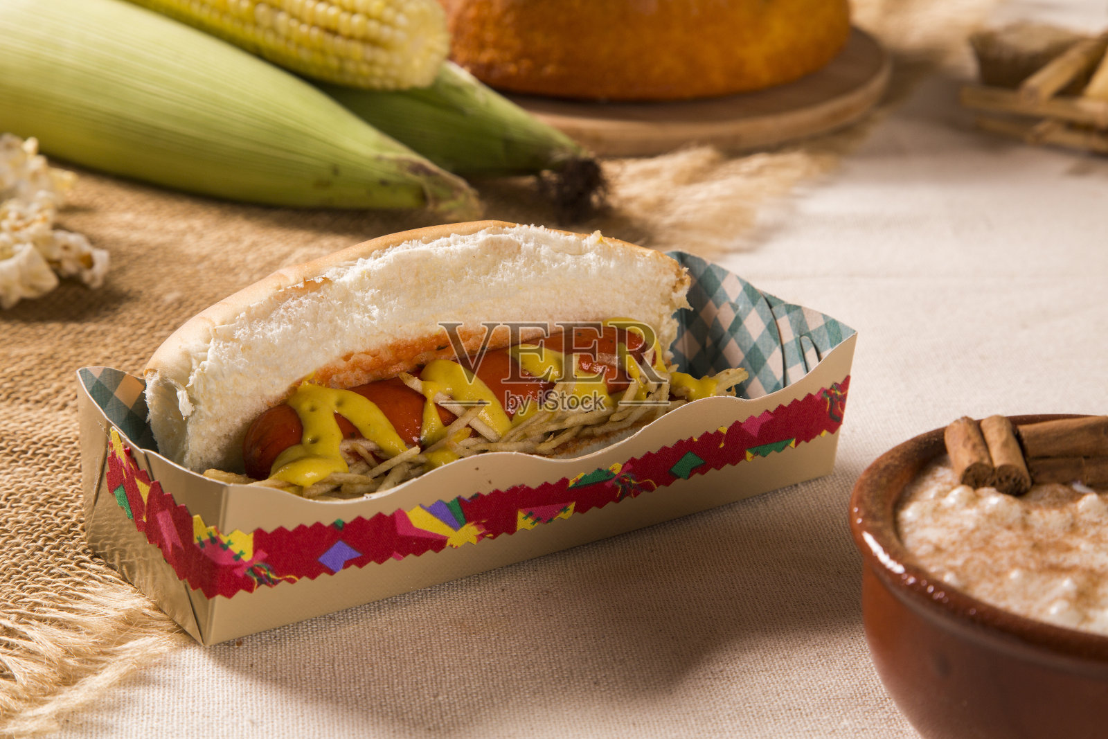 热狗。巴西朱尼纳节日餐桌照片摄影图片