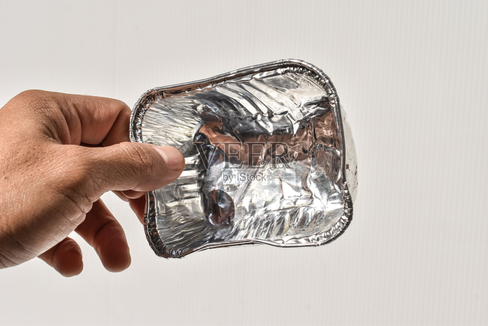 铝箔托盘上的白色背景与复制空间照片摄影图片