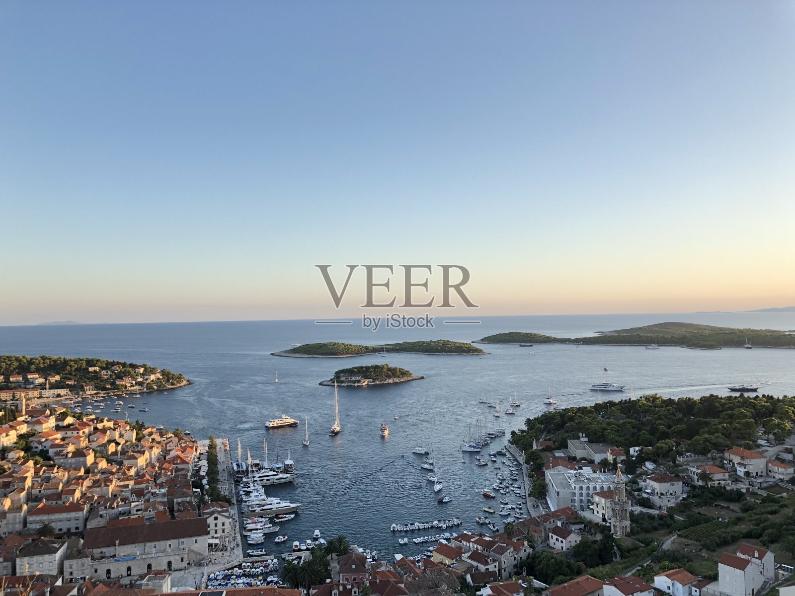 夏天克罗地亚达尔马提亚的赫瓦尔岛和小镇——从西班牙要塞的城堡和要塞到夏天晚上的老城的景色照片摄影图片