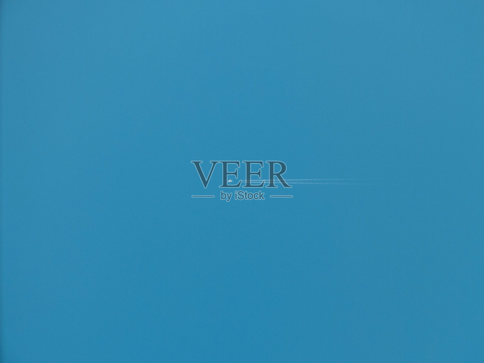 在浩瀚的天空中飞行照片摄影图片