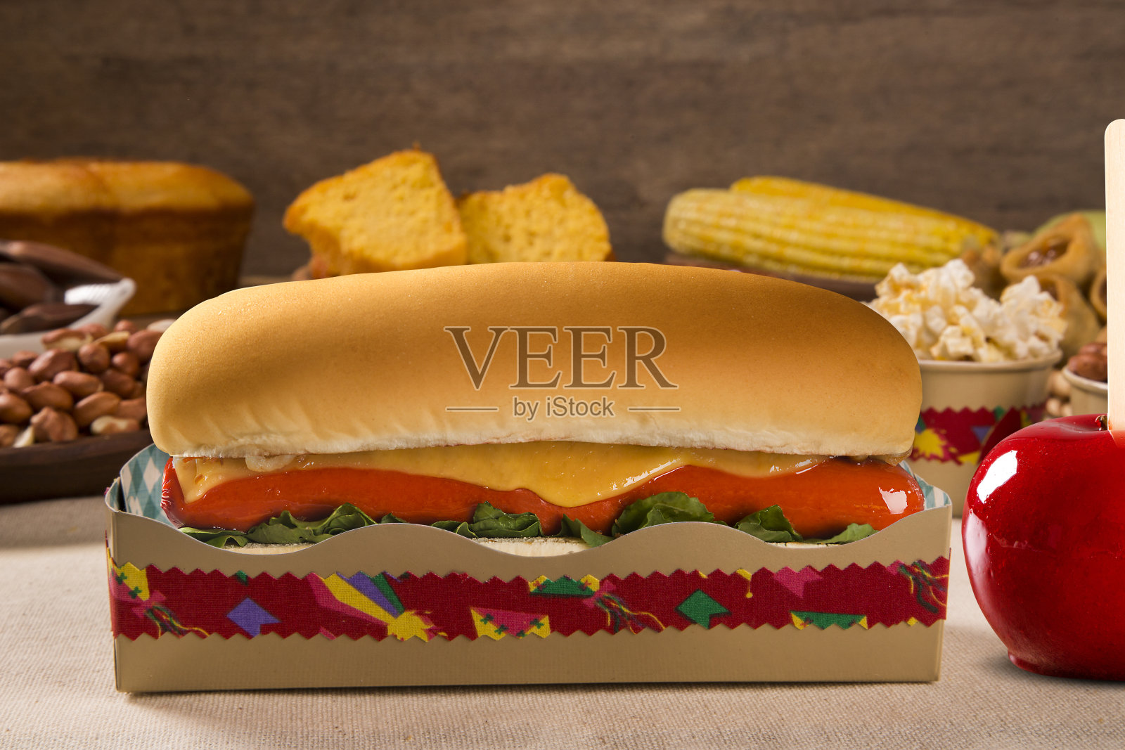 热狗。巴西朱尼纳节日餐桌照片摄影图片