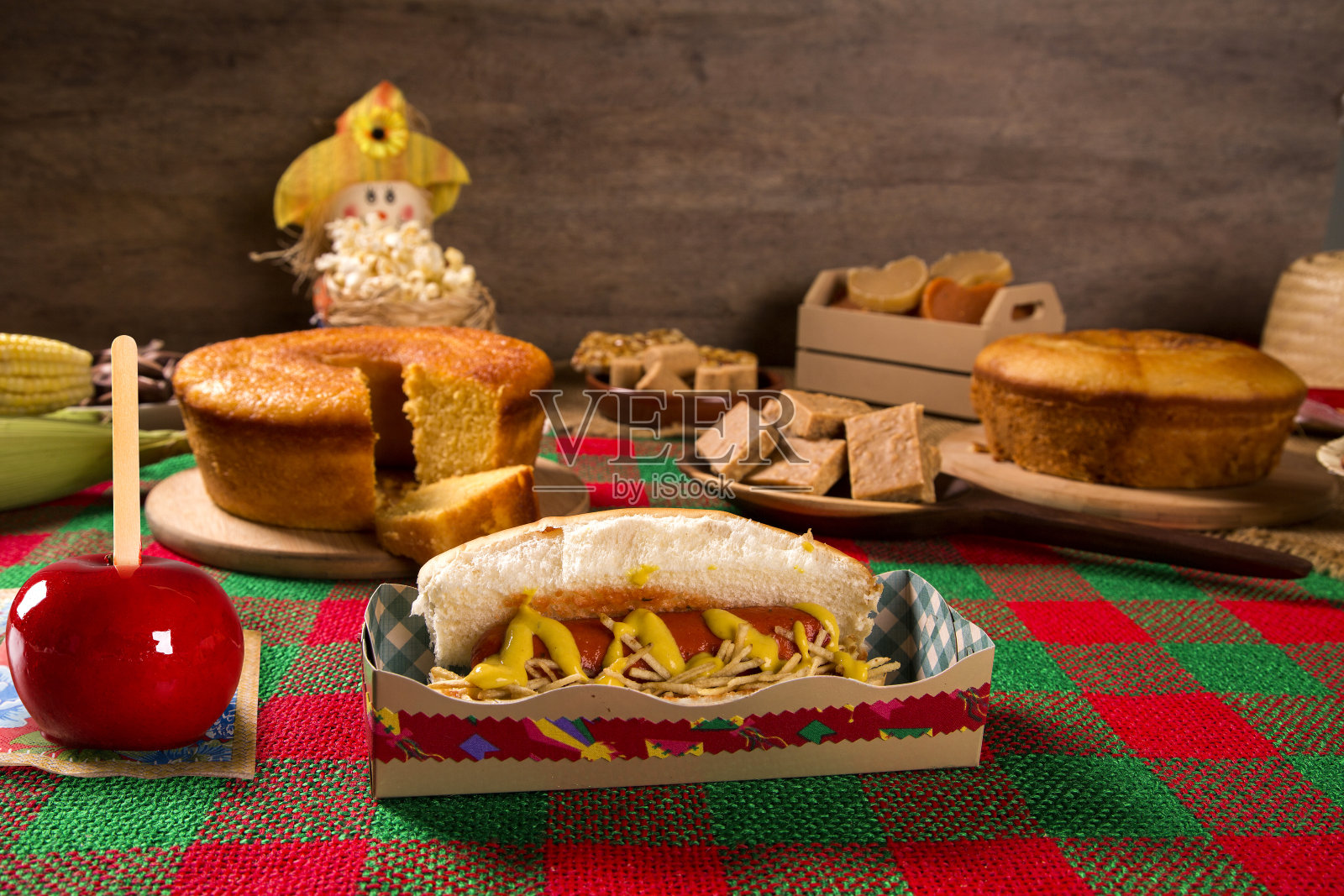 热狗。巴西朱尼纳节日餐桌照片摄影图片