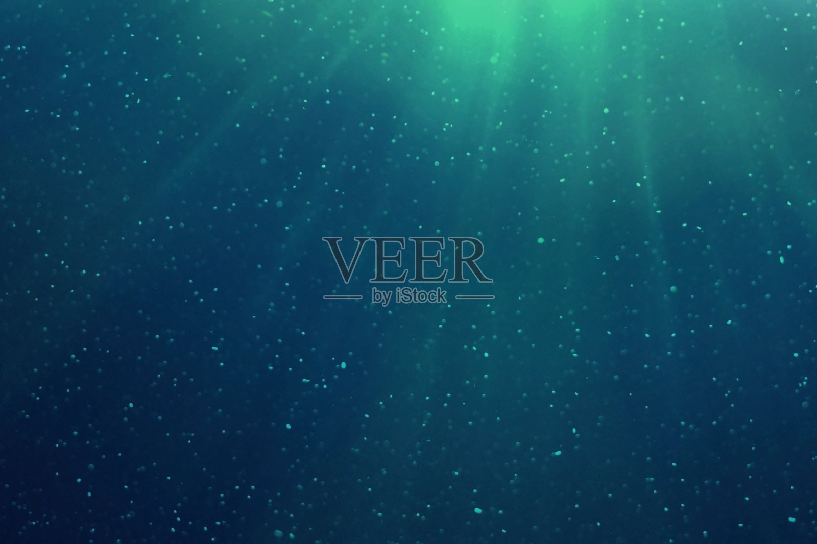 阳光在水下闪烁。流行色经典蓝色背景。照片摄影图片