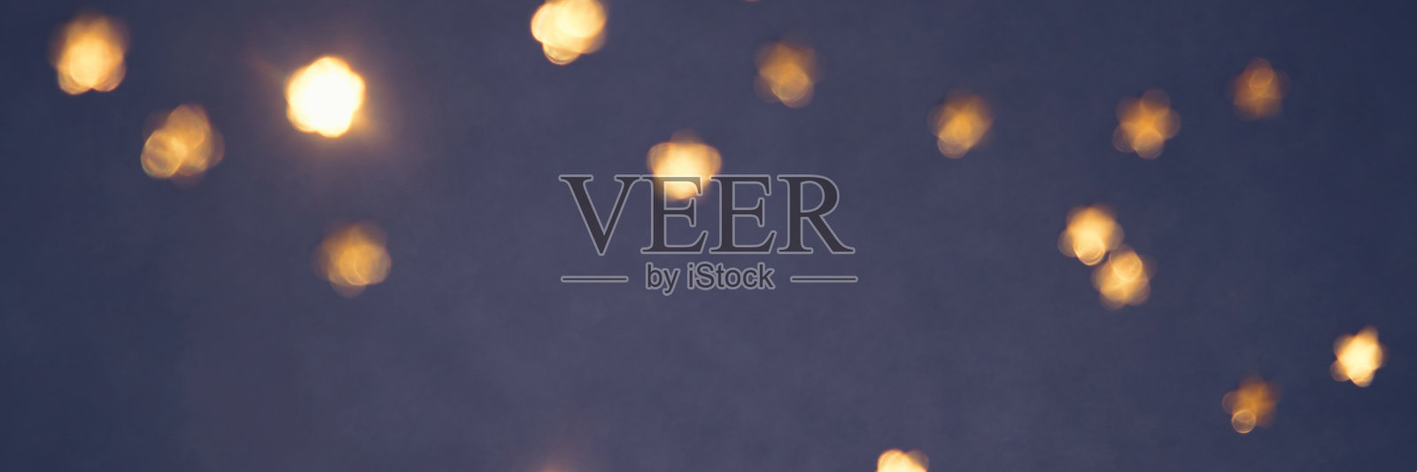 紫色背景上的金色散景星星。黄色闪光背景。金色的纹理照片摄影图片