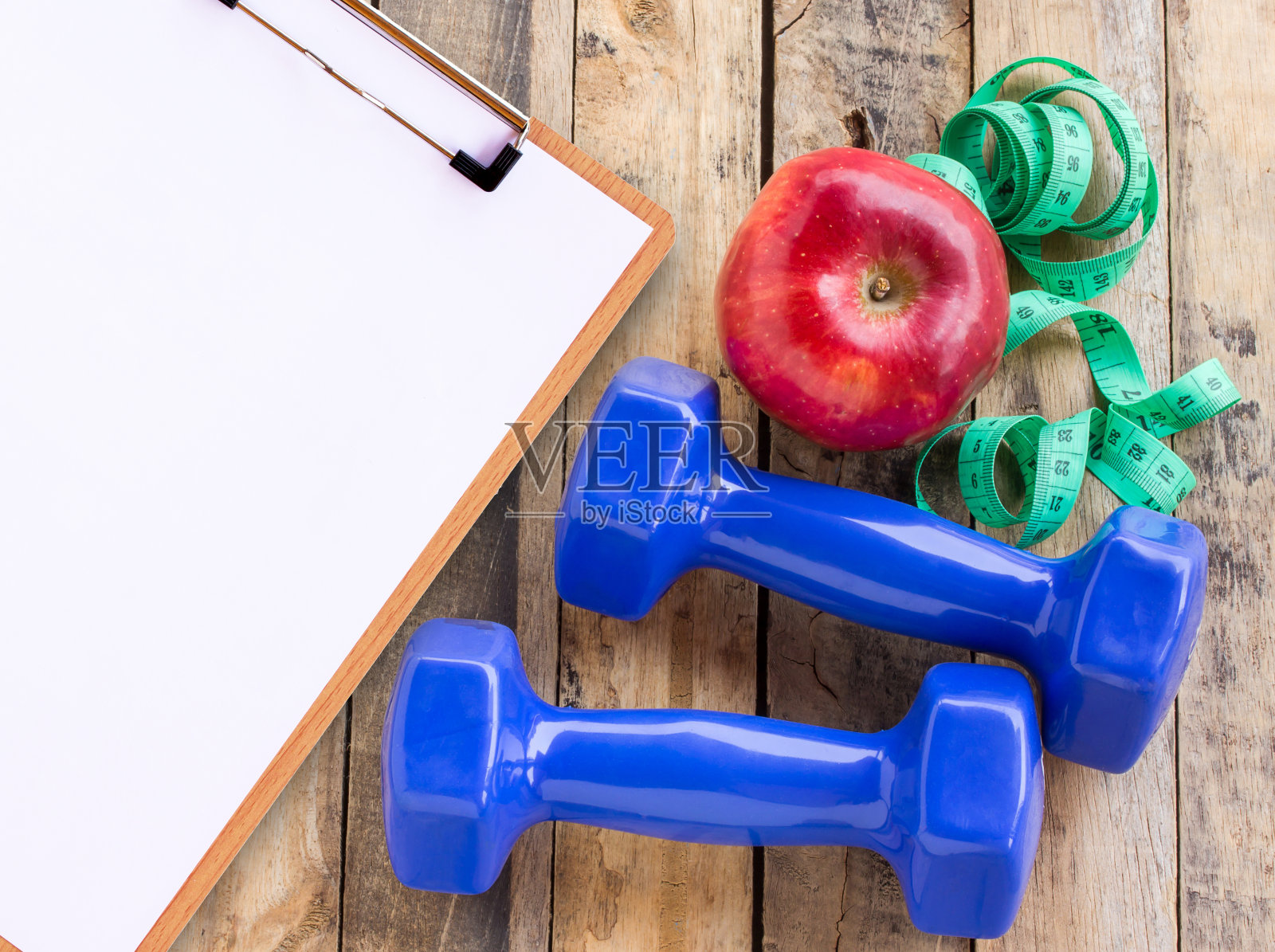 医疗表格，蓝色哑铃，白色毛巾照片摄影图片