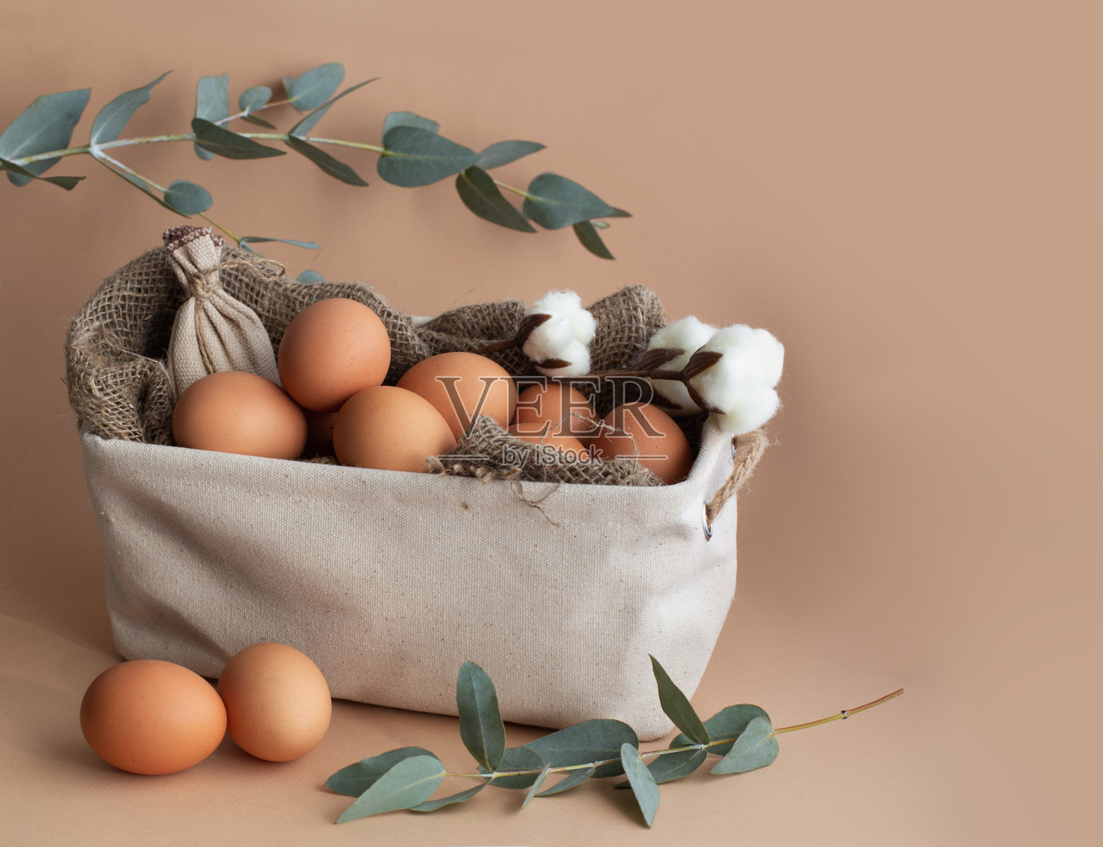 天然布篮与复活节彩蛋在粗麻布照片摄影图片