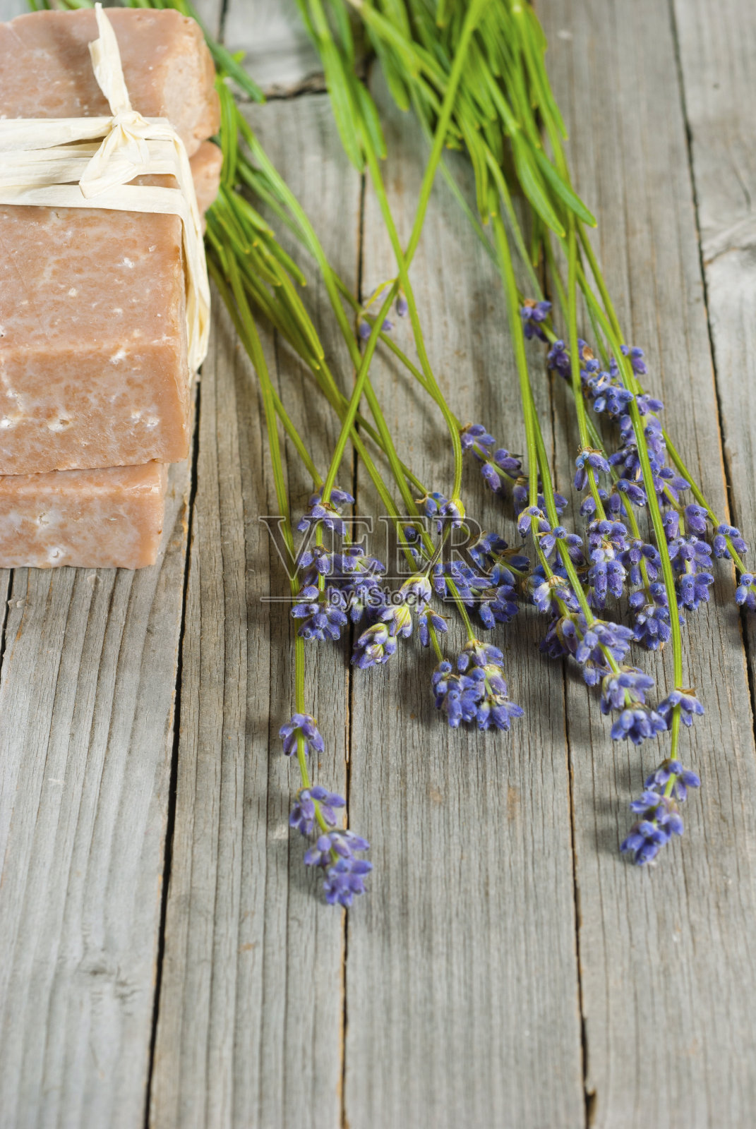 肥皂堆和薰衣草花照片摄影图片