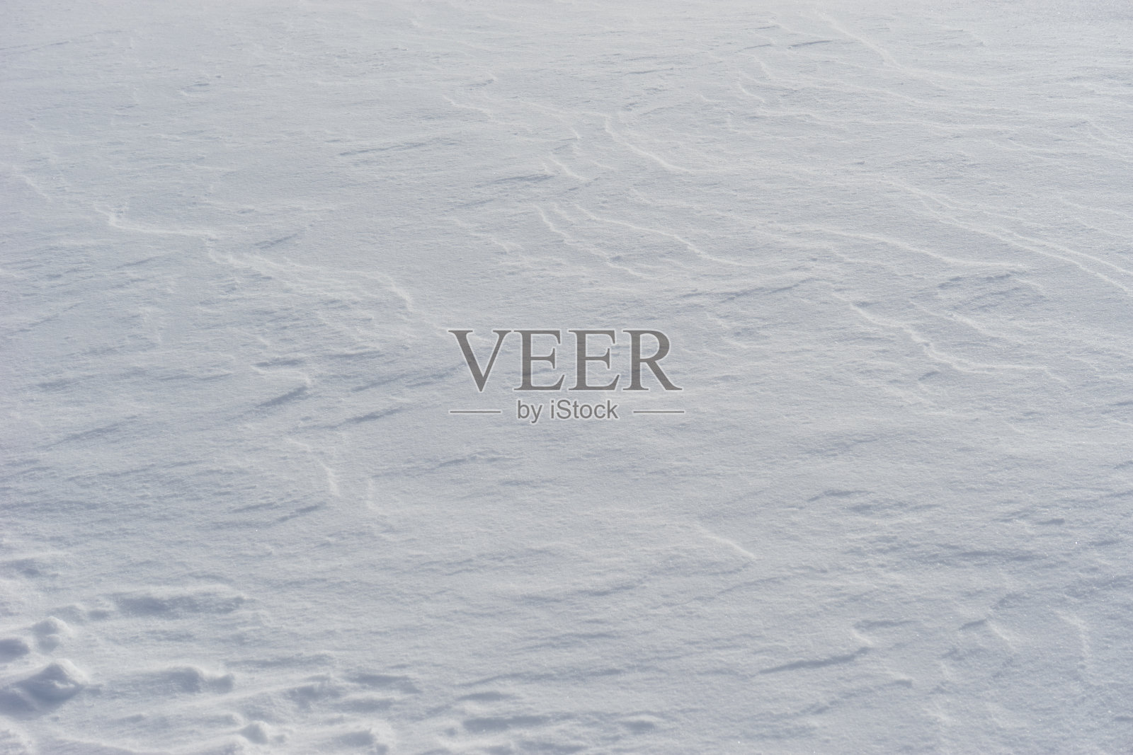 在一个阴天的寒冷天气里，Markstein滑雪场正在下雪。照片摄影图片