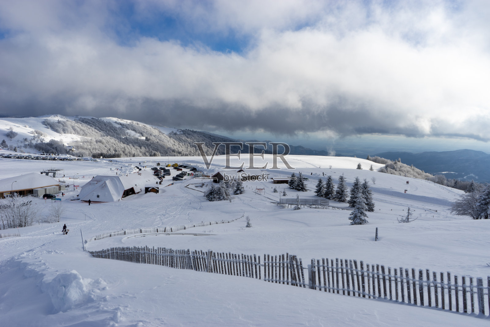 在一个阴天的寒冷的Markstein滑雪胜地。照片摄影图片