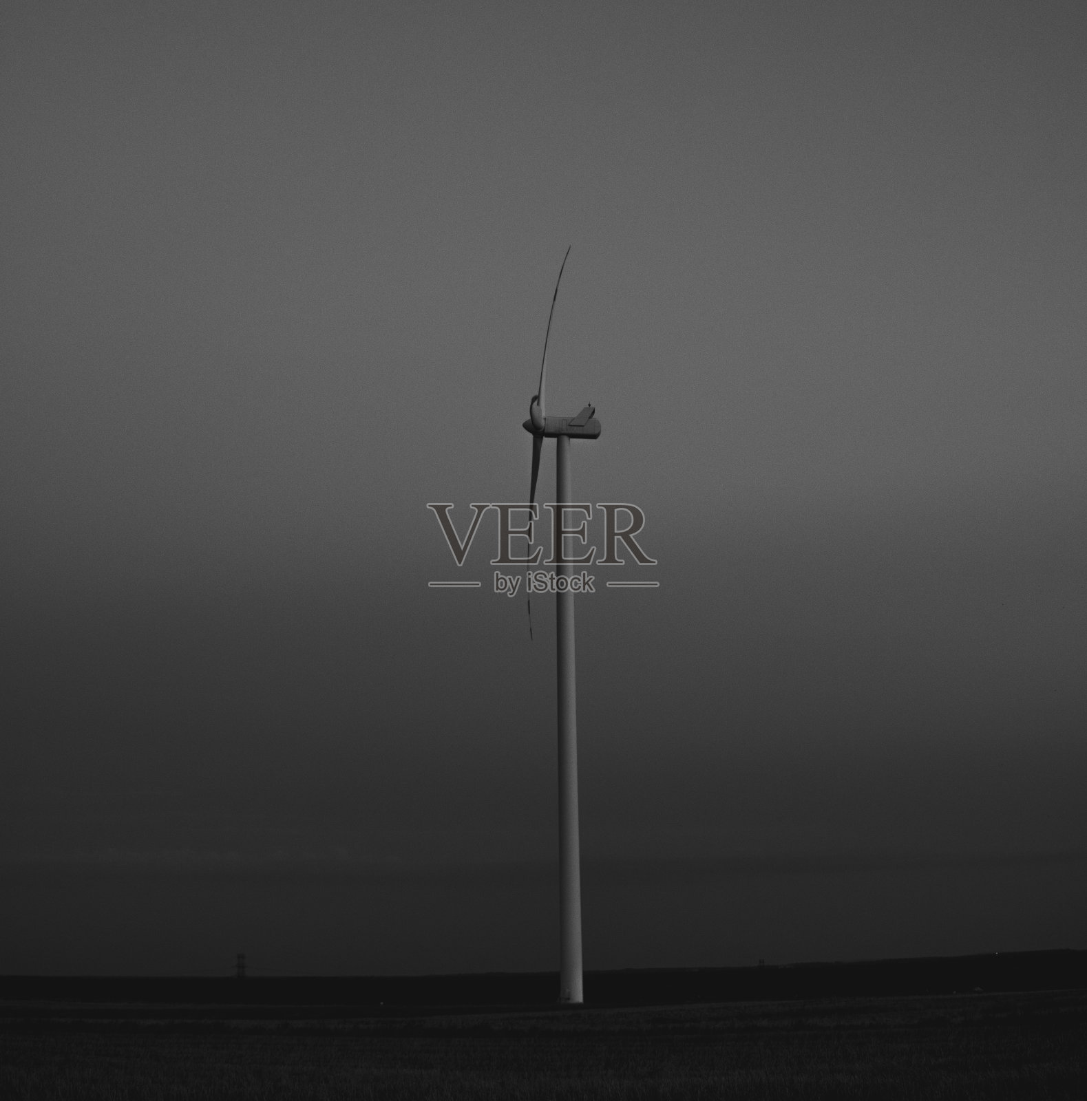 在日落时，风力涡轮机在田野剪影景观照片摄影图片