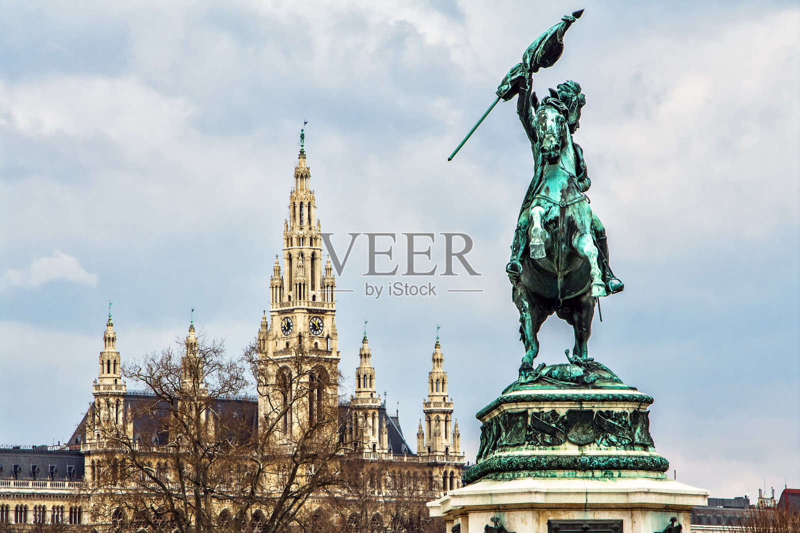 Rathaus塔与erzerzog Karl雕像和多云的天空，Wien照片摄影图片