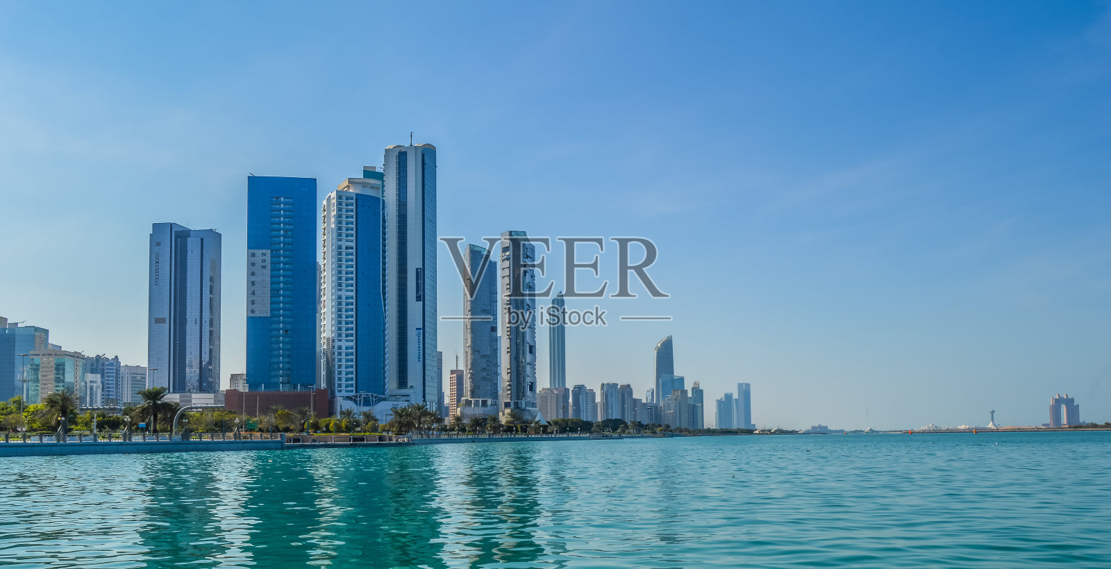 从船上拍摄的阿布扎比海滨城市天际线照片摄影图片