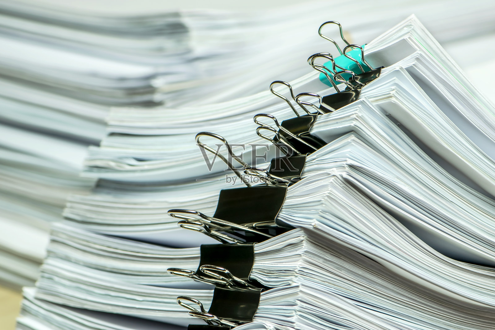 办公室里成堆的文件照片摄影图片