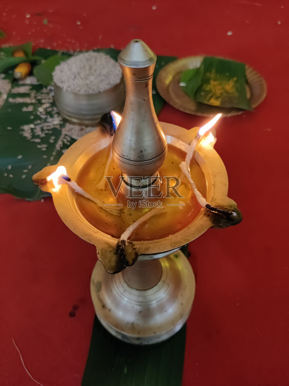 传统灯与火焰在印度婚礼功能的特写视图照片摄影图片