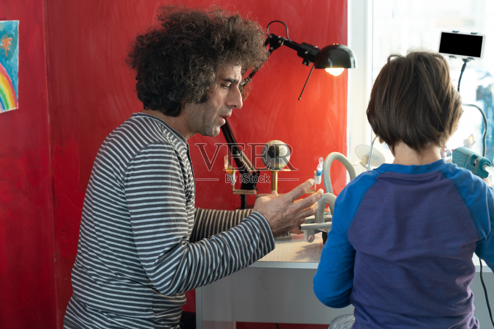 父子设计科幻宇宙飞船照片摄影图片