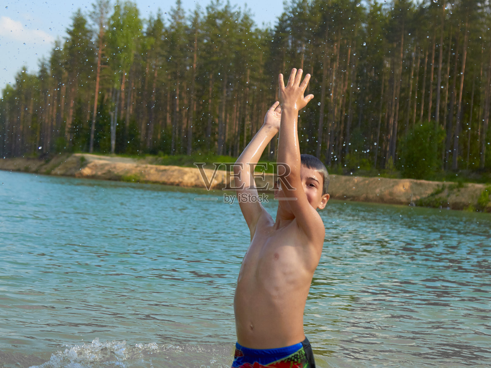 可爱的男孩愉快地在水里洗澡照片摄影图片