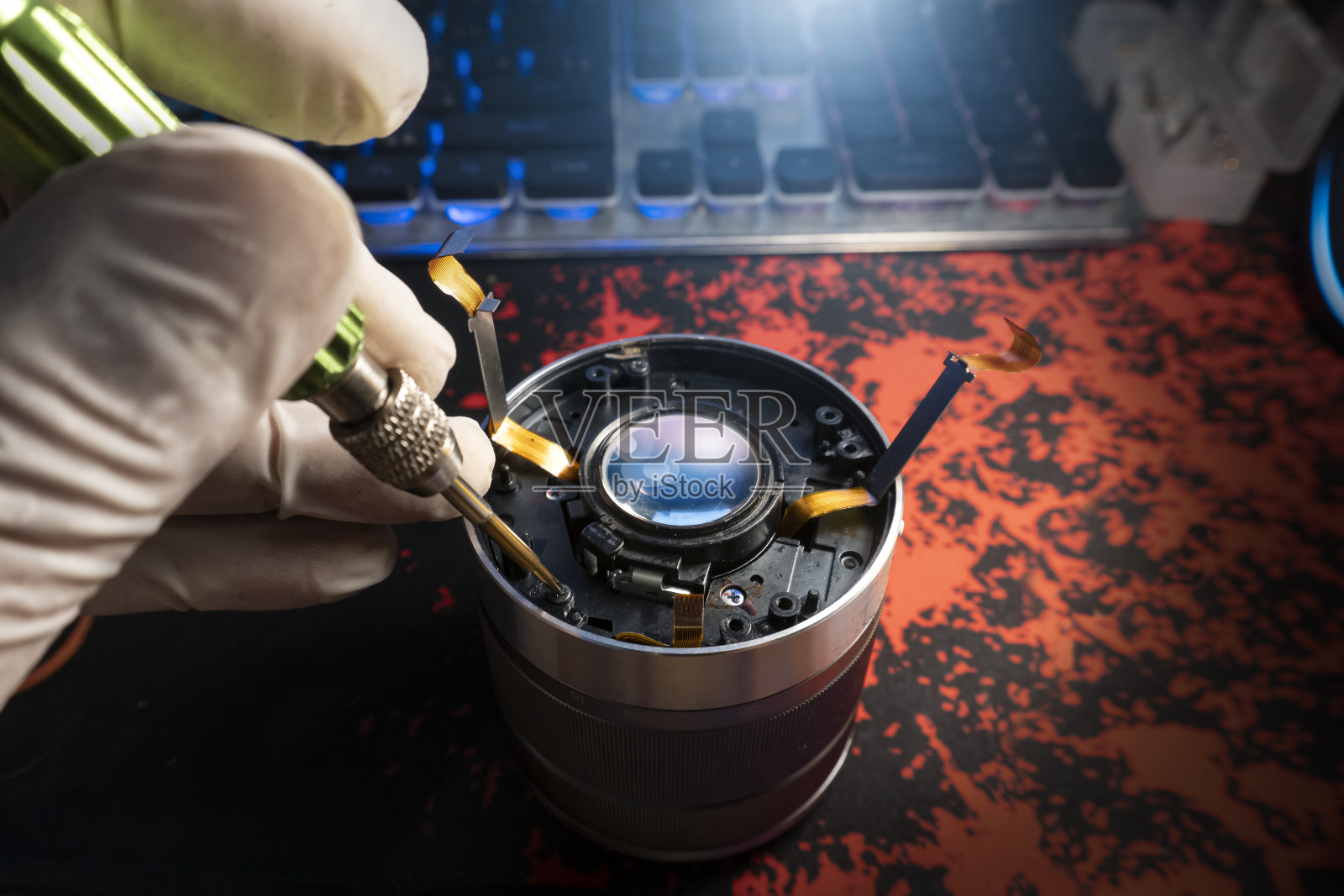 手动维修和清洗单反镜头照片摄影图片