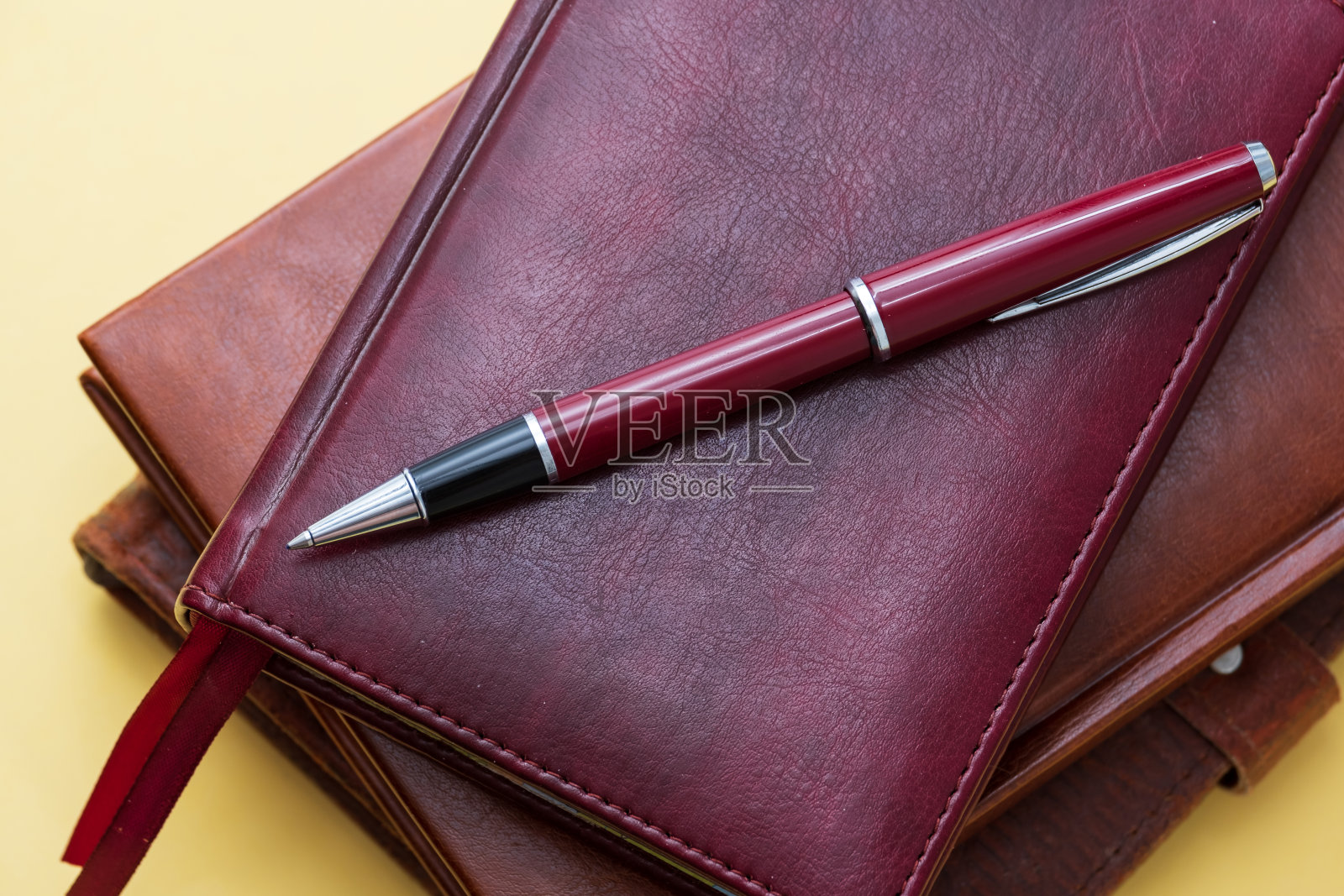 圆珠笔躺在笔记本上特写照片摄影图片