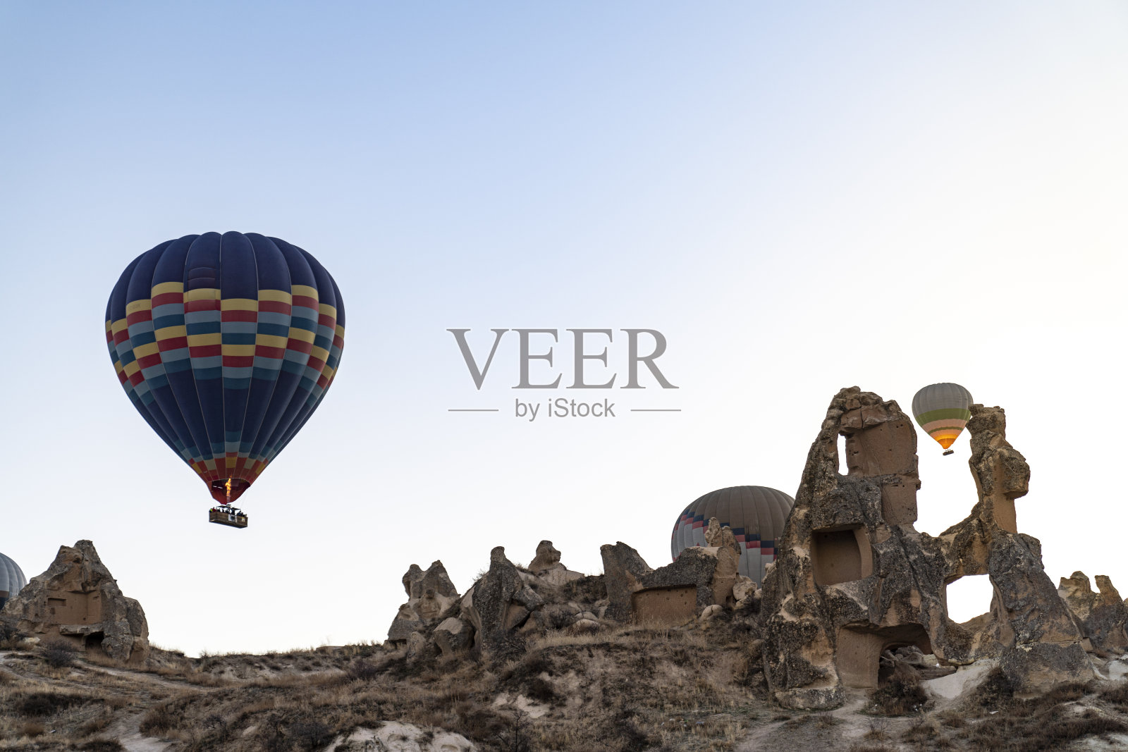 卡帕多西亚日出时的热气球。土耳其的一个热门旅游景点照片摄影图片