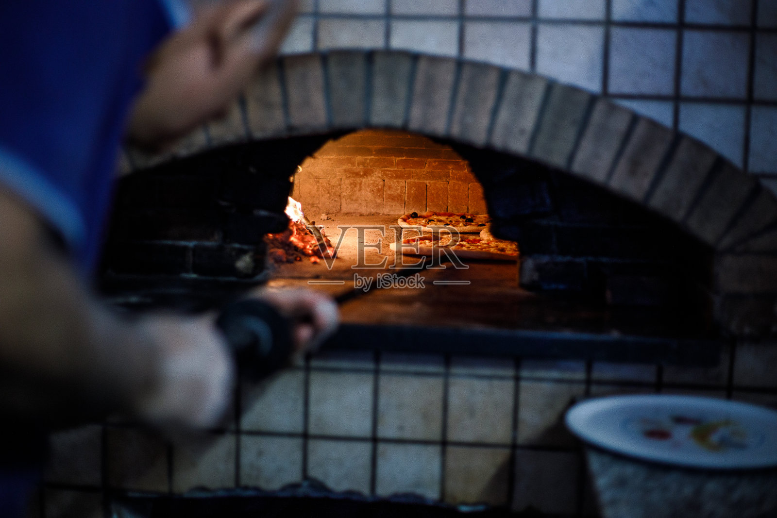 在炉子里煮披萨照片摄影图片