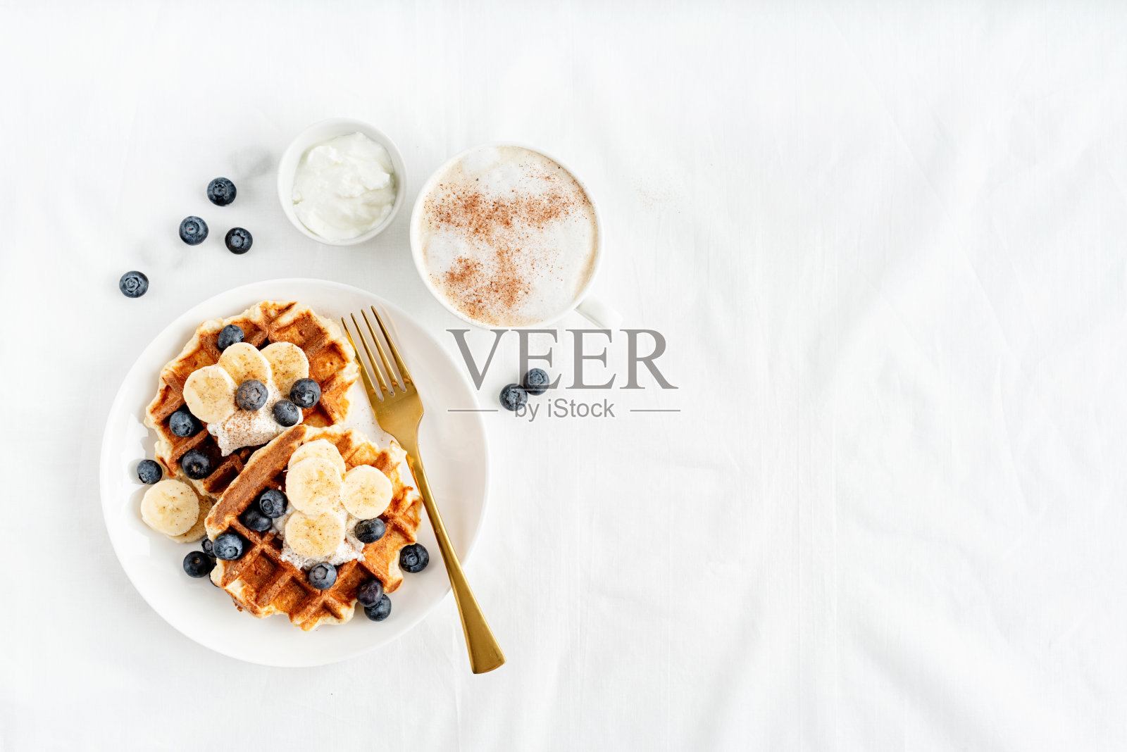 俯视图新鲜制作的华夫饼与蓝莓，香蕉和酸奶照片摄影图片