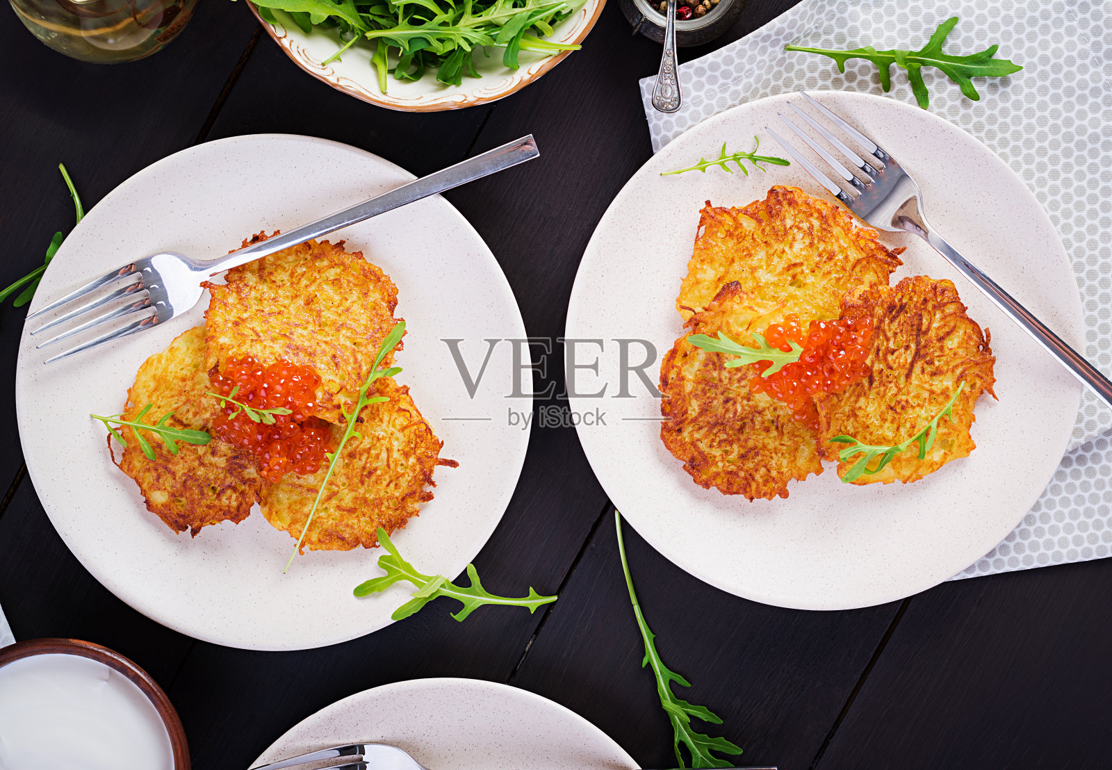 炸土豆煎饼配红鱼子酱和酸奶油，油炸食品。传统美食，午餐。俯视图，平放照片摄影图片