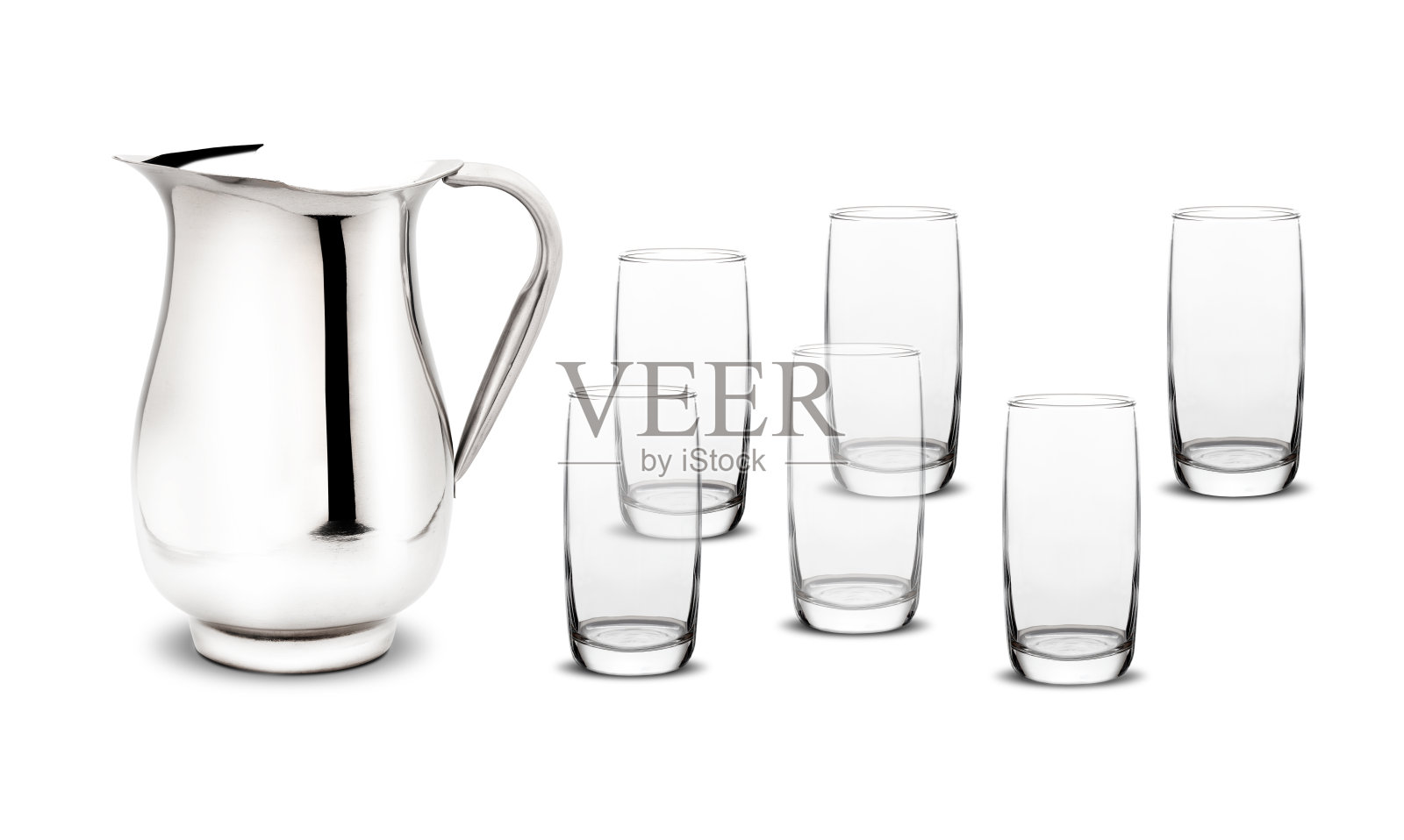 不锈钢水壶和六杯水，隔离在白色背景照片摄影图片