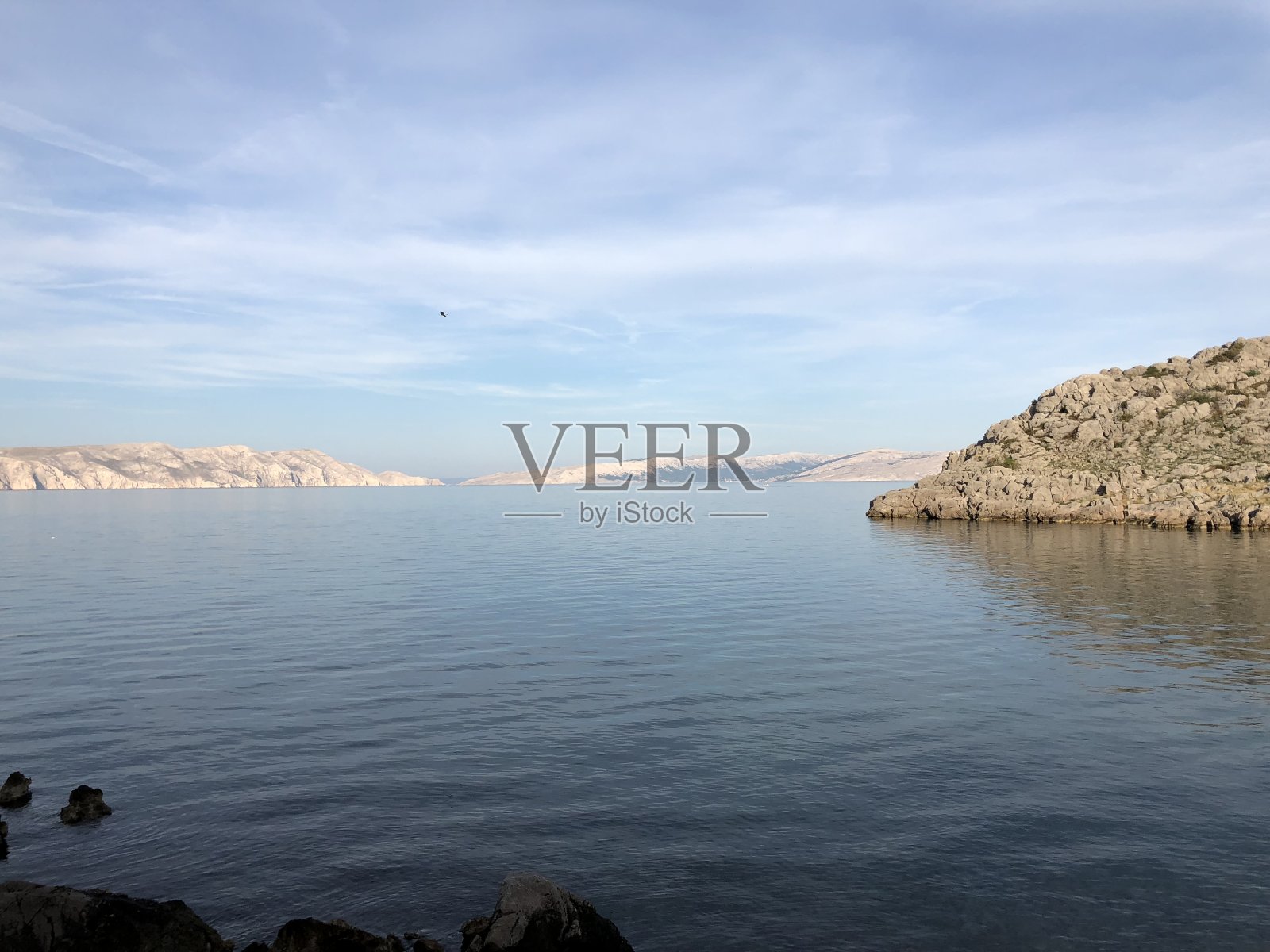 夏末，在克罗地亚亚得里亚海里耶卡和斯普利特和杜布罗夫尼克之间的克罗地亚Jadranska magistrala海岸公路Senj附近的Sveti Juraj照片摄影图片