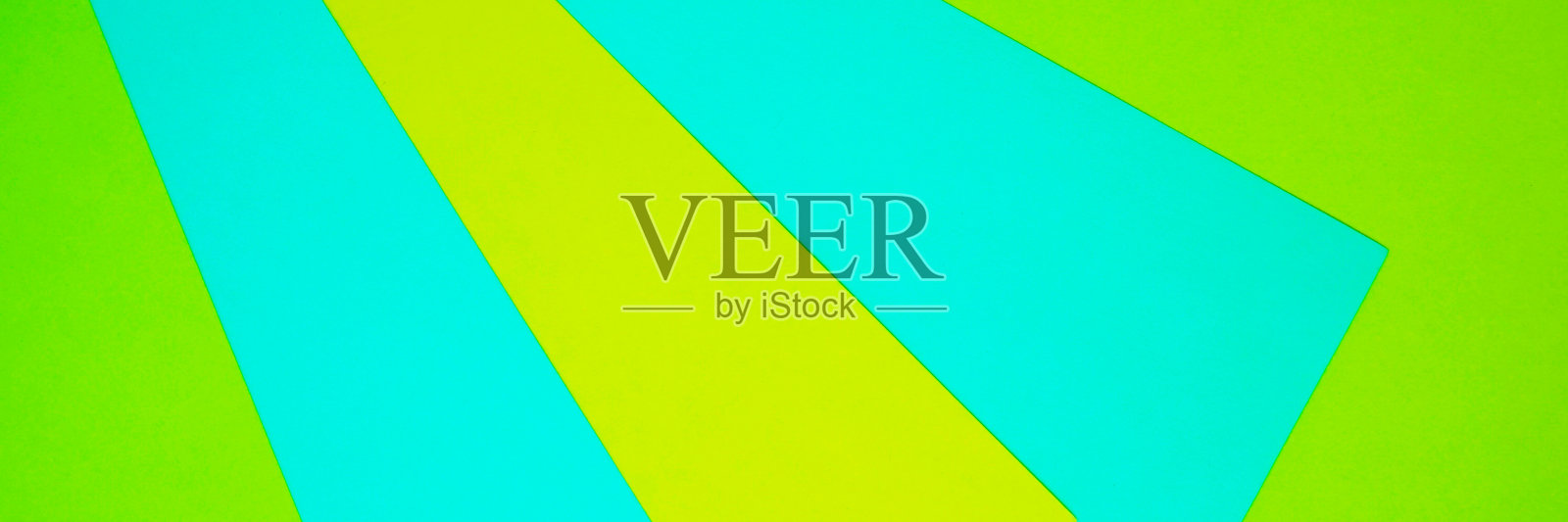 抽象的几何组成。黄色、淡蓝色、绿色的条纹纸。照片摄影图片