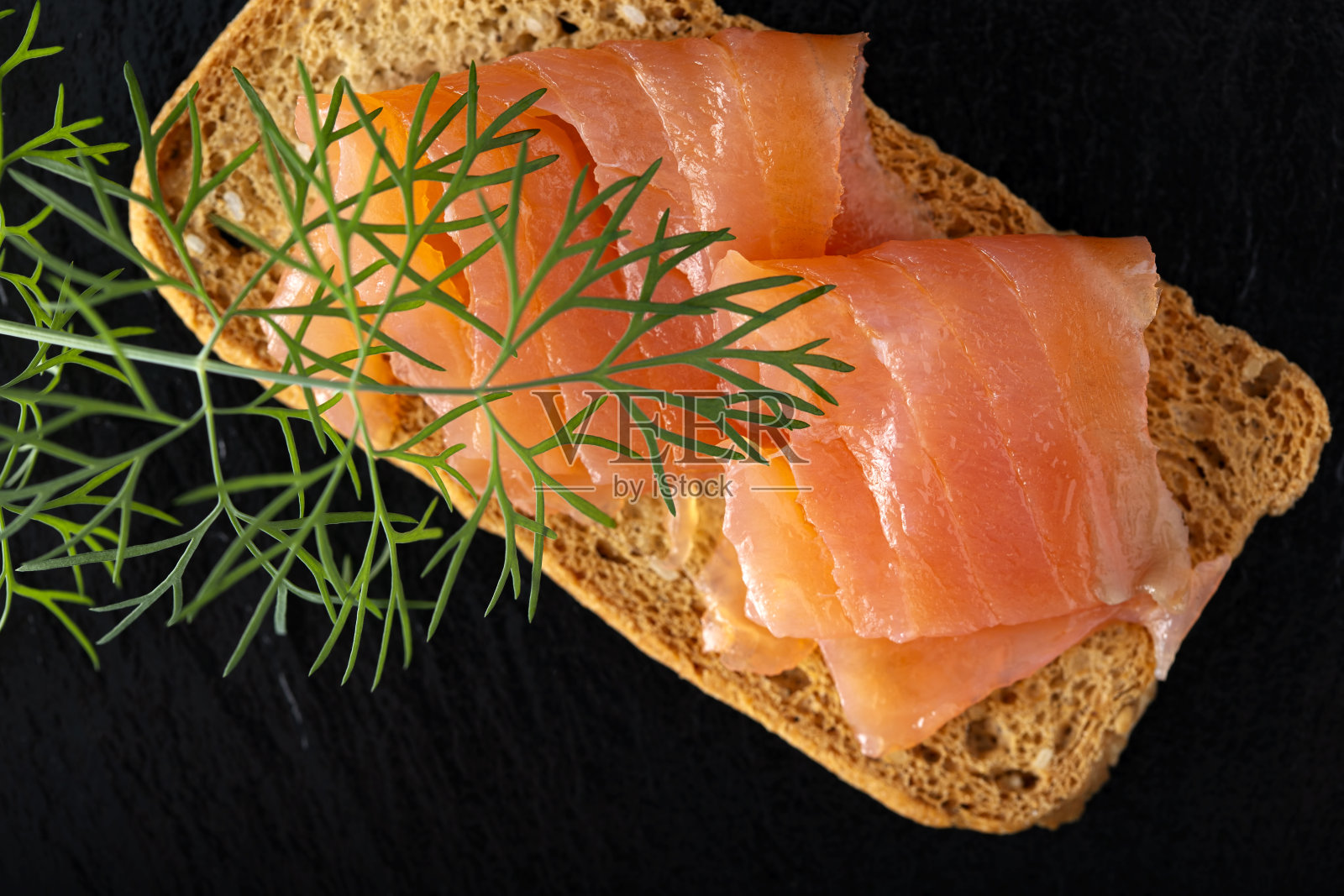烤面包配烟熏鲑鱼照片摄影图片