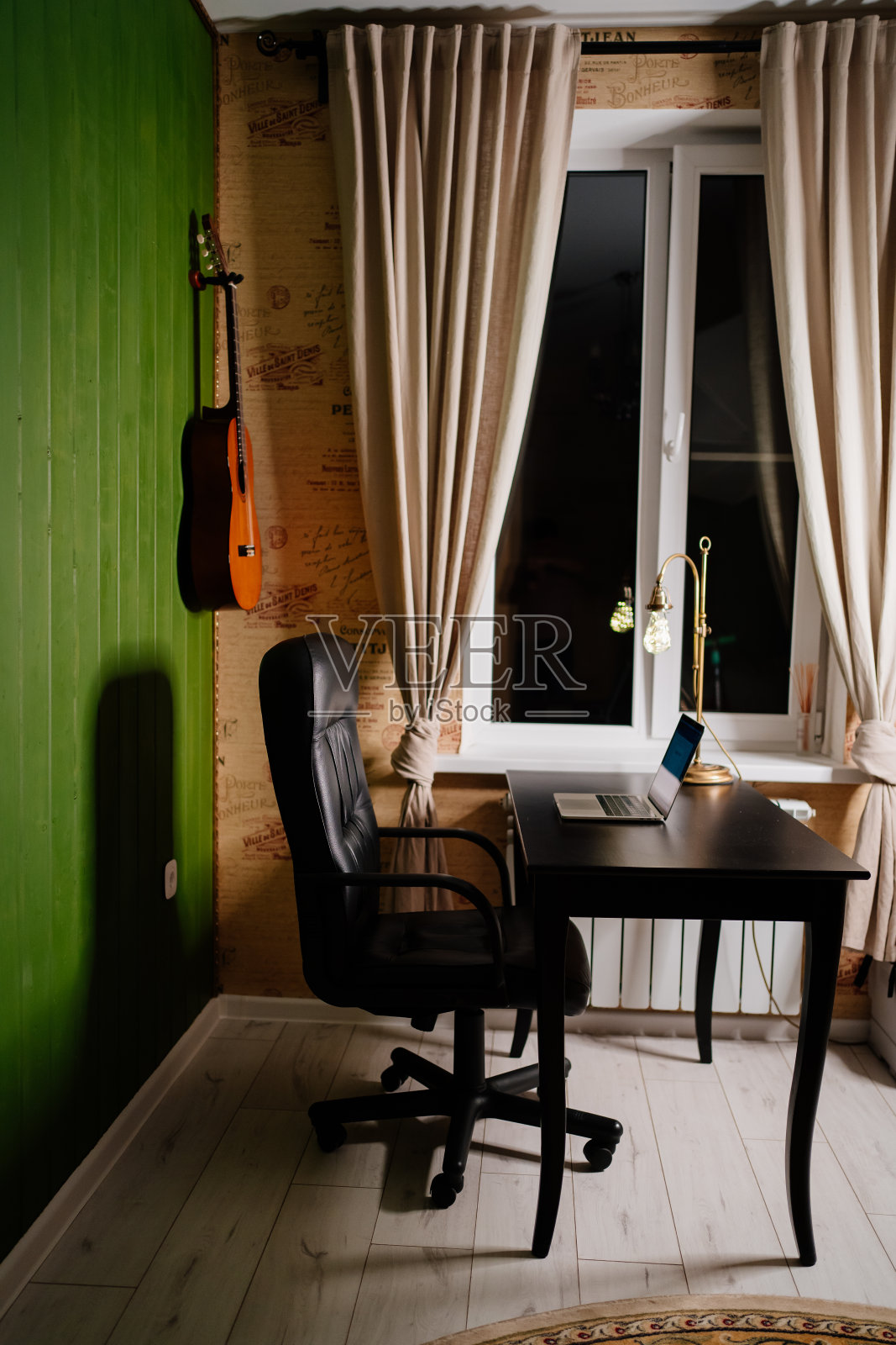 家庭办公室。桌面在家里。自由职业者和远程工作。照片摄影图片