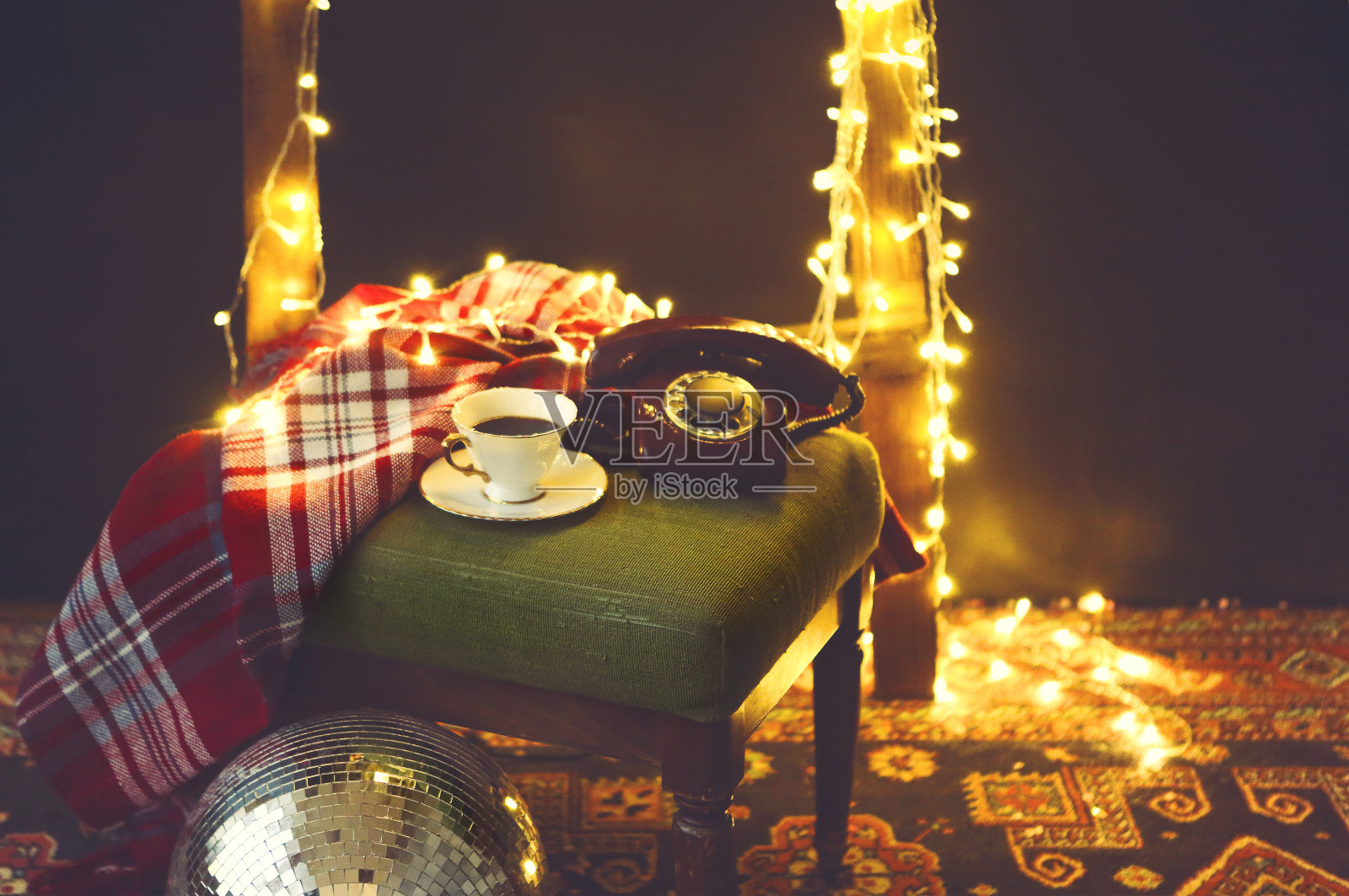 新年前夜或圣诞节的静物生活与复古手机，迪斯科球，咖啡，蜡烛和毯子照片摄影图片