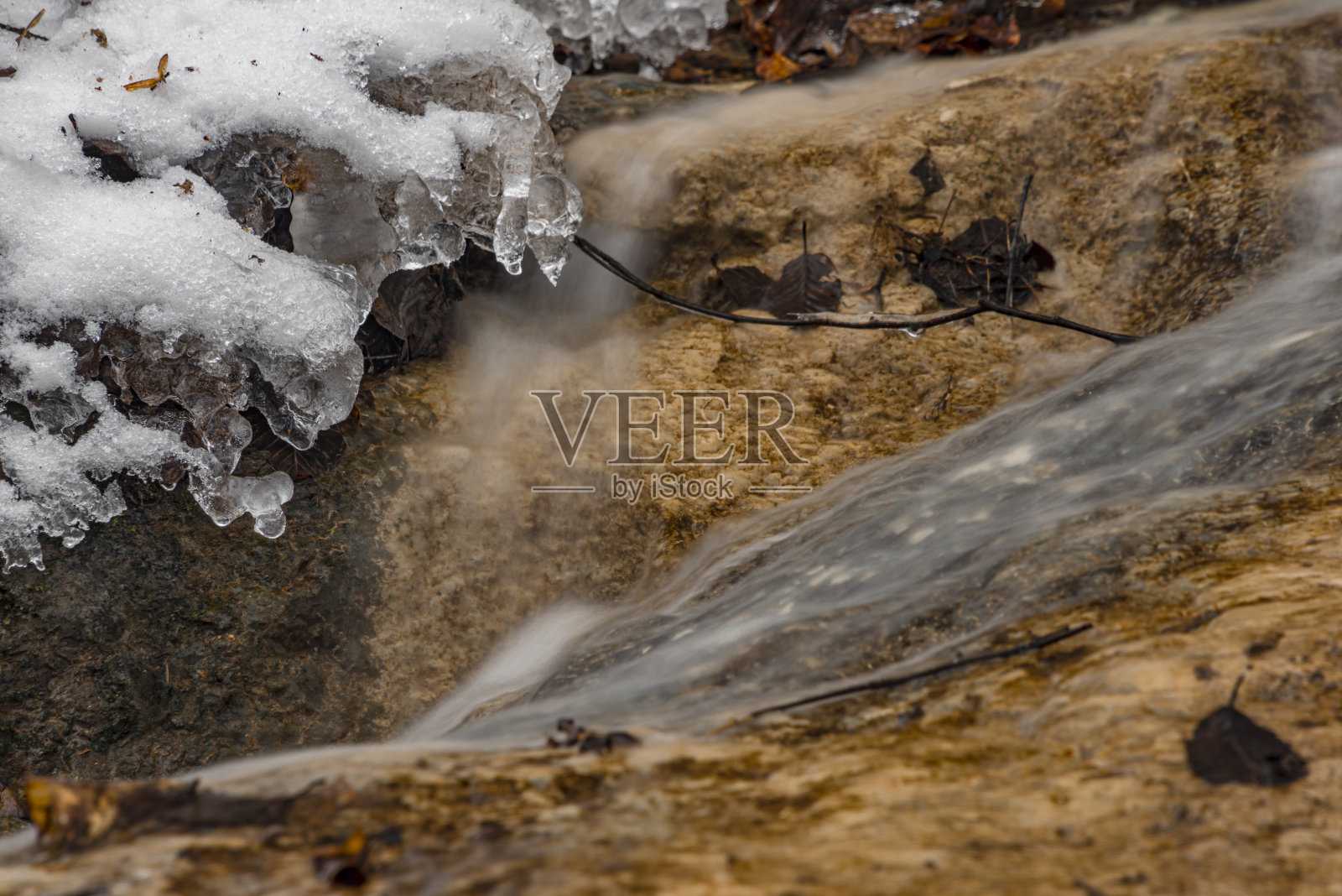 冬天寒冷的早晨，莫拉夫斯基克鲁姆洛夫镇附近的冬季瀑布照片摄影图片