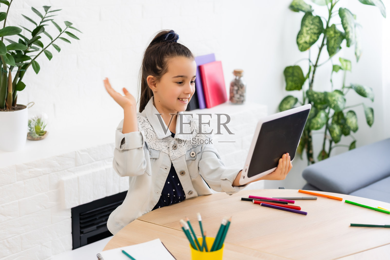 教育、小学、学习、科技和人的概念——小女孩用平板电脑照片摄影图片