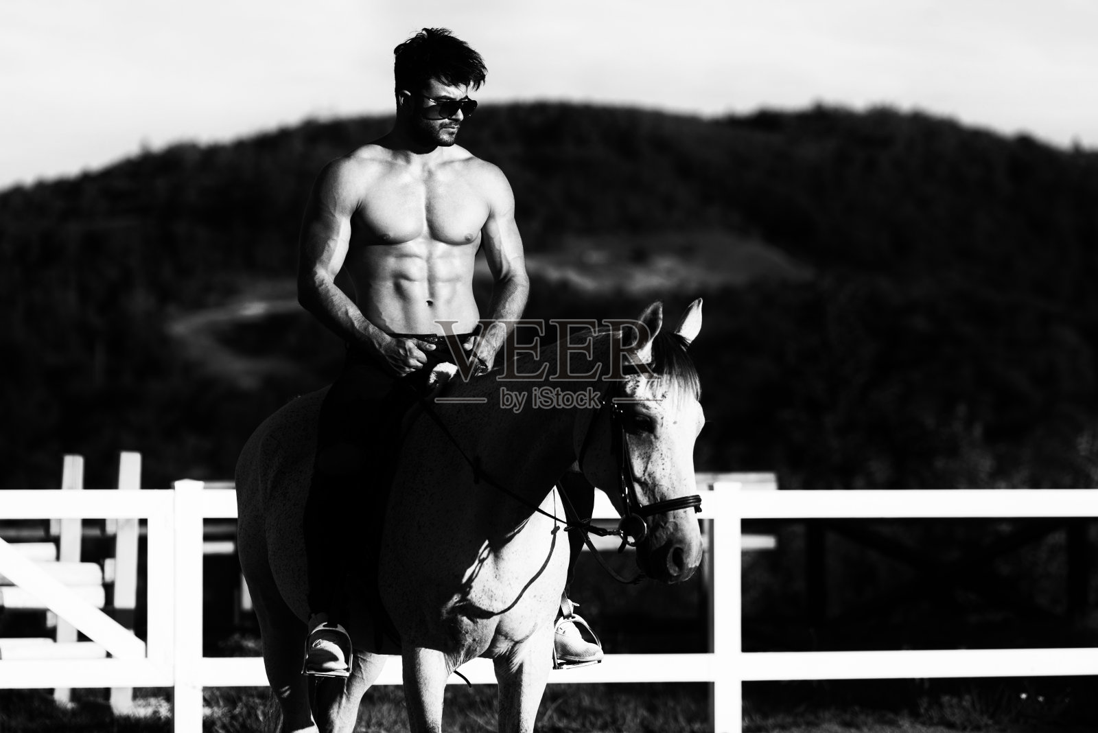 骑马的人照片摄影图片