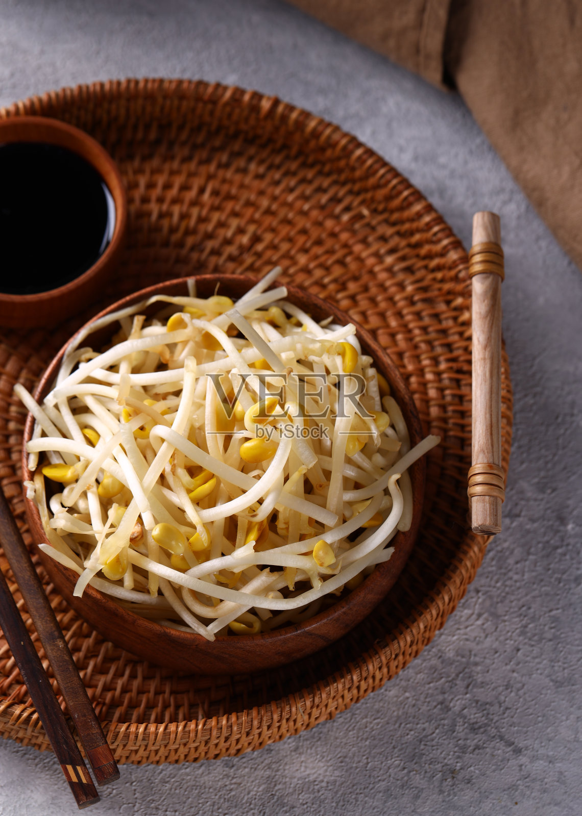 发芽的豆子在照片摄影图片