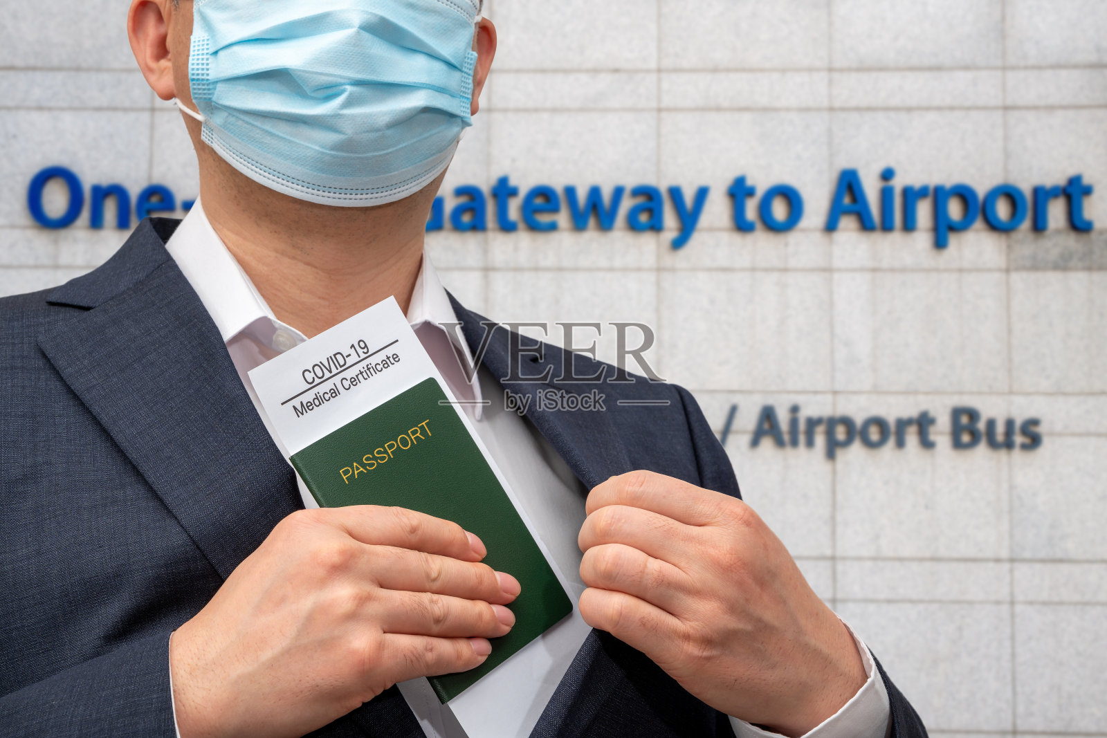 一名男性商人，持有健康证明和新冠肺炎护照。Post-COVID-19业务概念。照片摄影图片