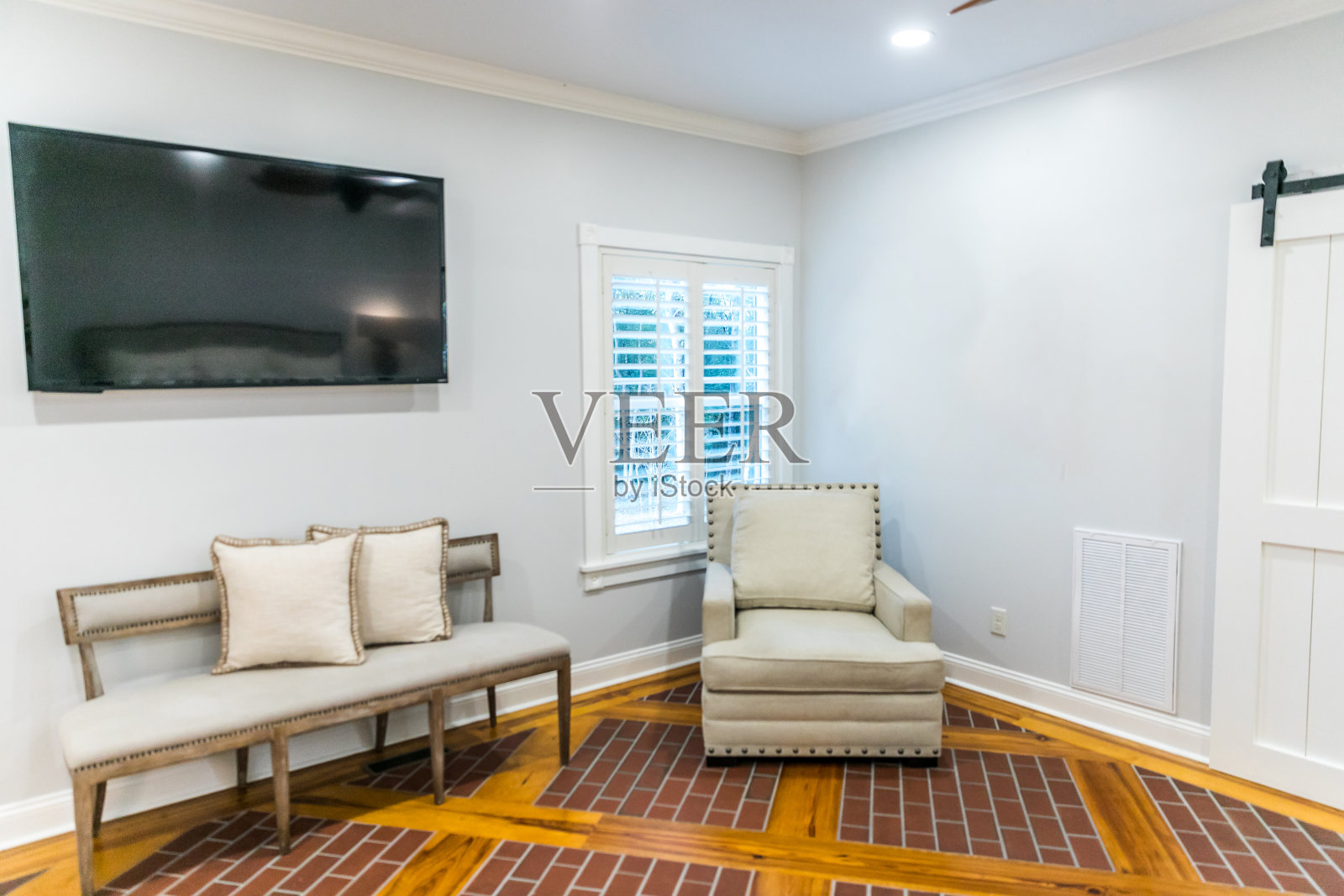 大的主卧室在一个旧的家的新增加照片摄影图片