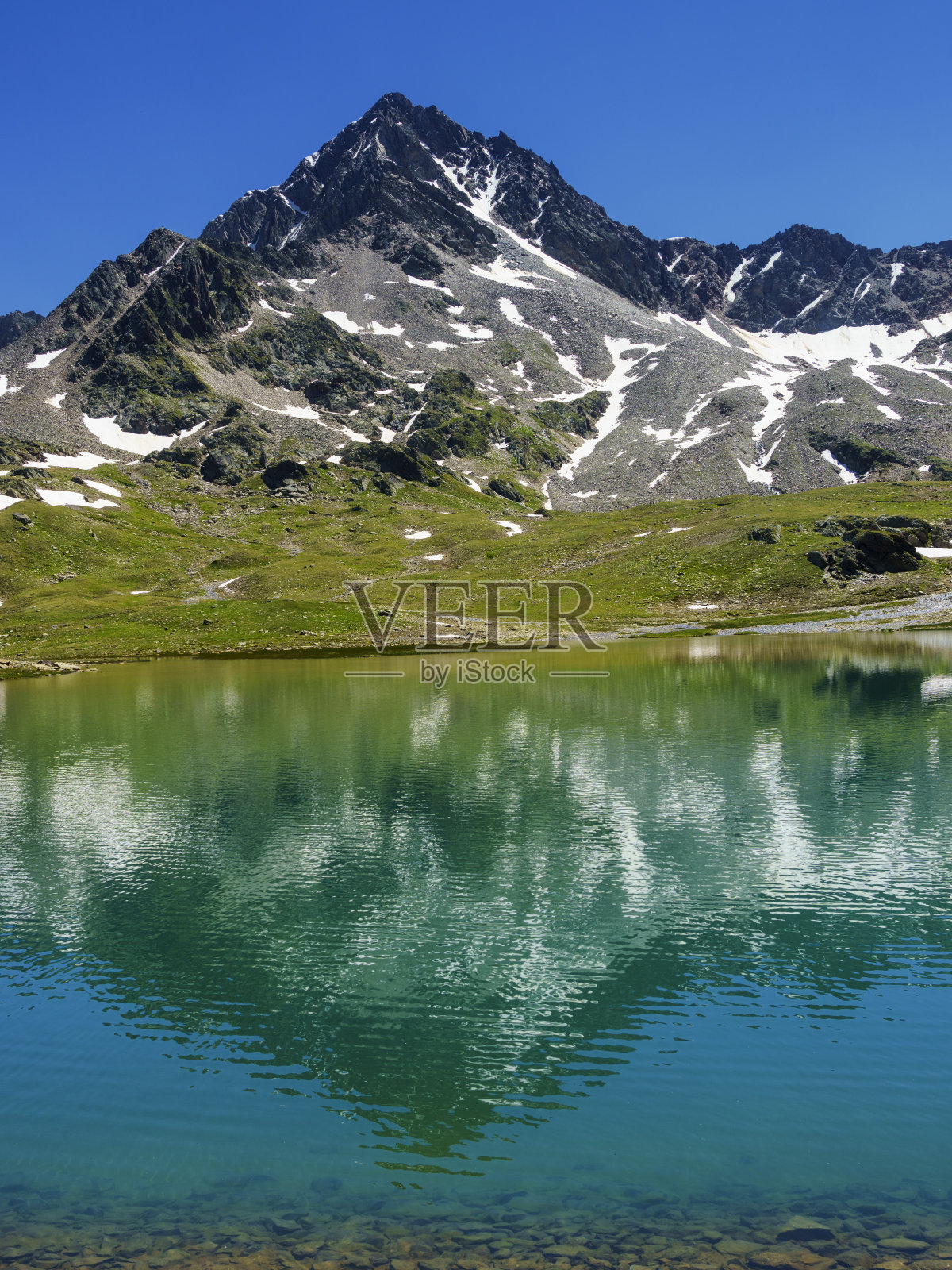 帕索加维亚，意大利伦巴第的山口，夏天。湖照片摄影图片
