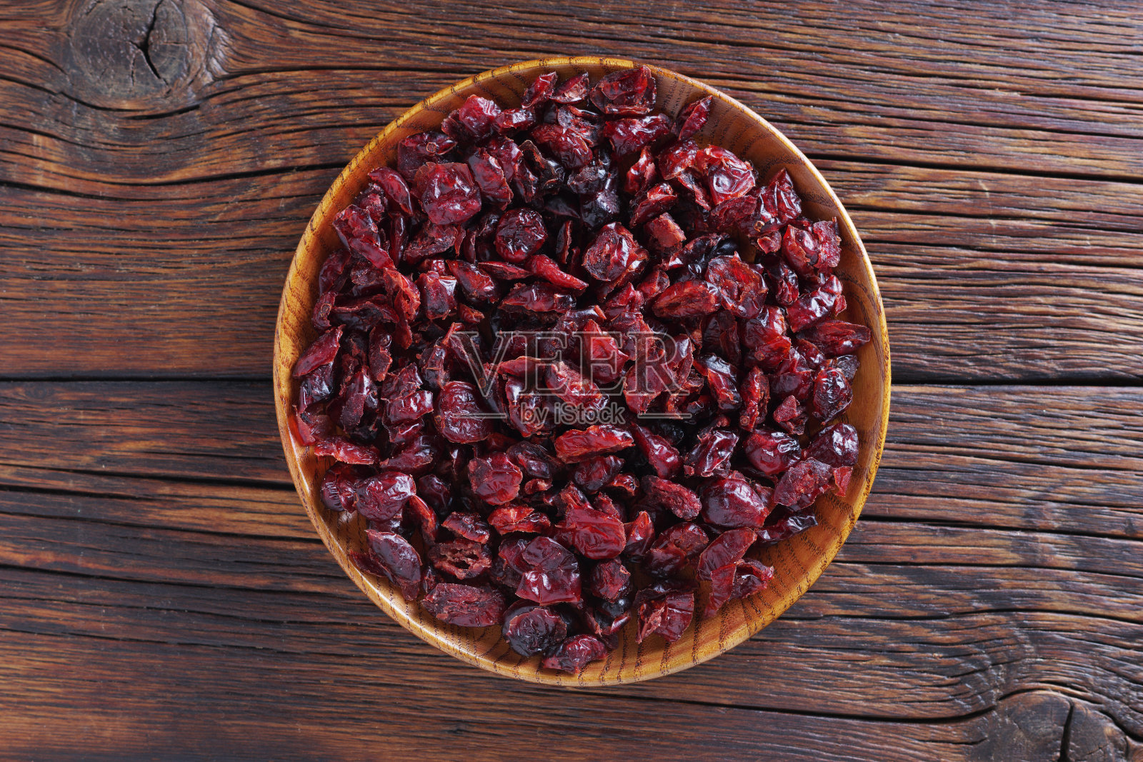 盘子里的蔓越莓干照片摄影图片